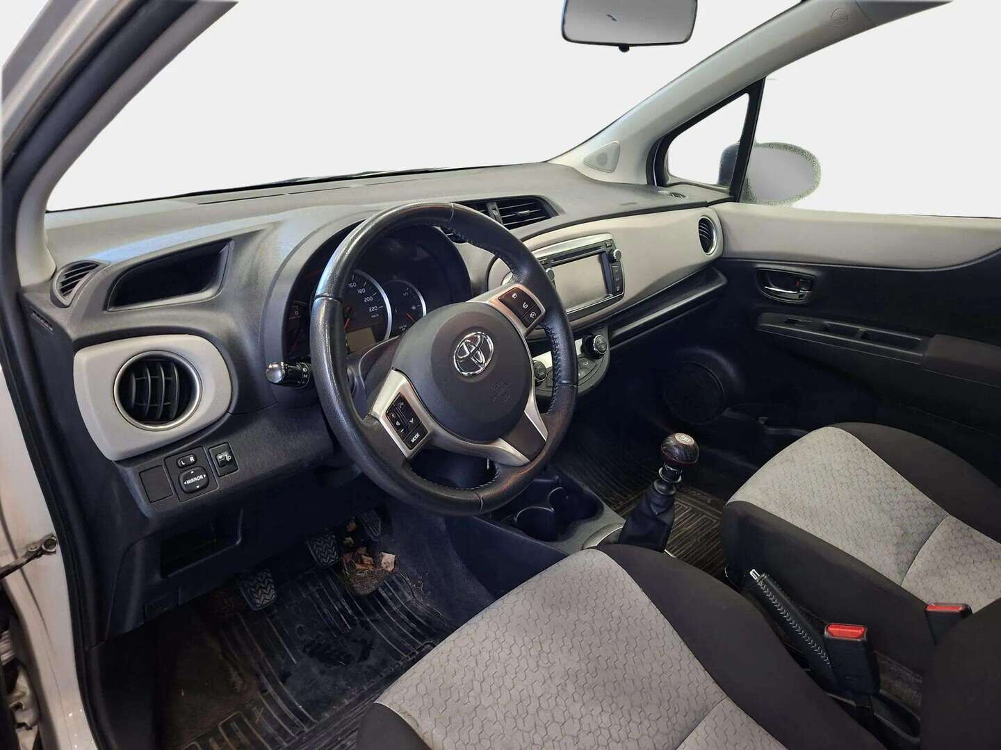 Toyota Yaris 2011 1,33 Dual VVT-i Comfort 5ov - | Suomi-auto | Navi | P.kamera | Vakkari | Lohkolämmitin | Bluetooth | Aut. ilmastointi | 2x renkaat vanteilla |