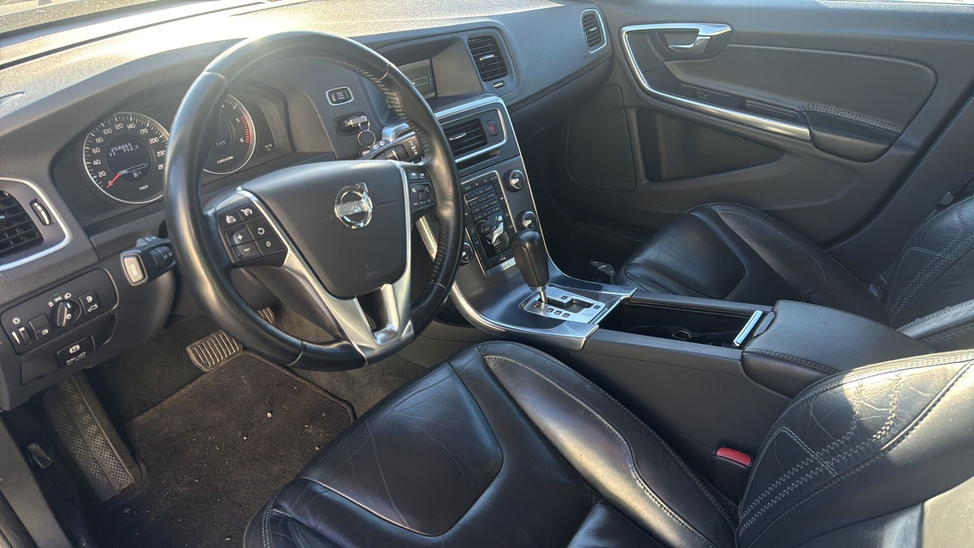 Volvo V60 2012 1.6D DRIVe Ocean Race Business / Webasto / Nahkaverhoilu / P-Tutkat / Xenon / City Safefy - Jakohihna vaihdettu! / Suomi-Auto - HULLUT AVAJAISHULINAT KORKOTARJOUS 3,29 %