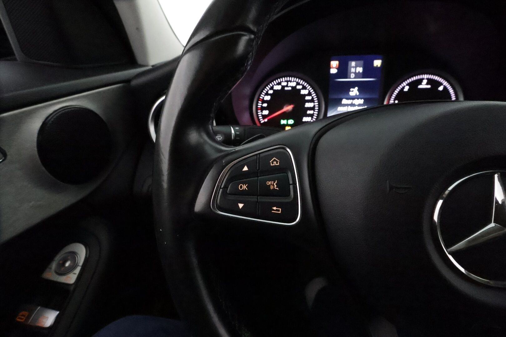 Mercedes-Benz C 2015 200 BlueTec A Premium Business * Vetokoukku / Lohkolämmitin / LED / Sporttipenkit / Vakkari - Suomi-auto / Kahdet Renkaat / 2x Renkaat alkuperäisvantein!