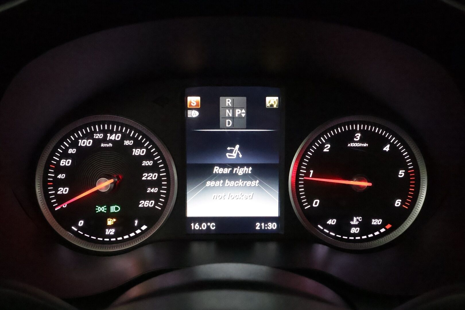Mercedes-Benz C 2015 200 BlueTec A Premium Business * Vetokoukku / Lohkolämmitin / LED / Sporttipenkit / Vakkari - Suomi-auto / Kahdet Renkaat / 2x Renkaat alkuperäisvantein!