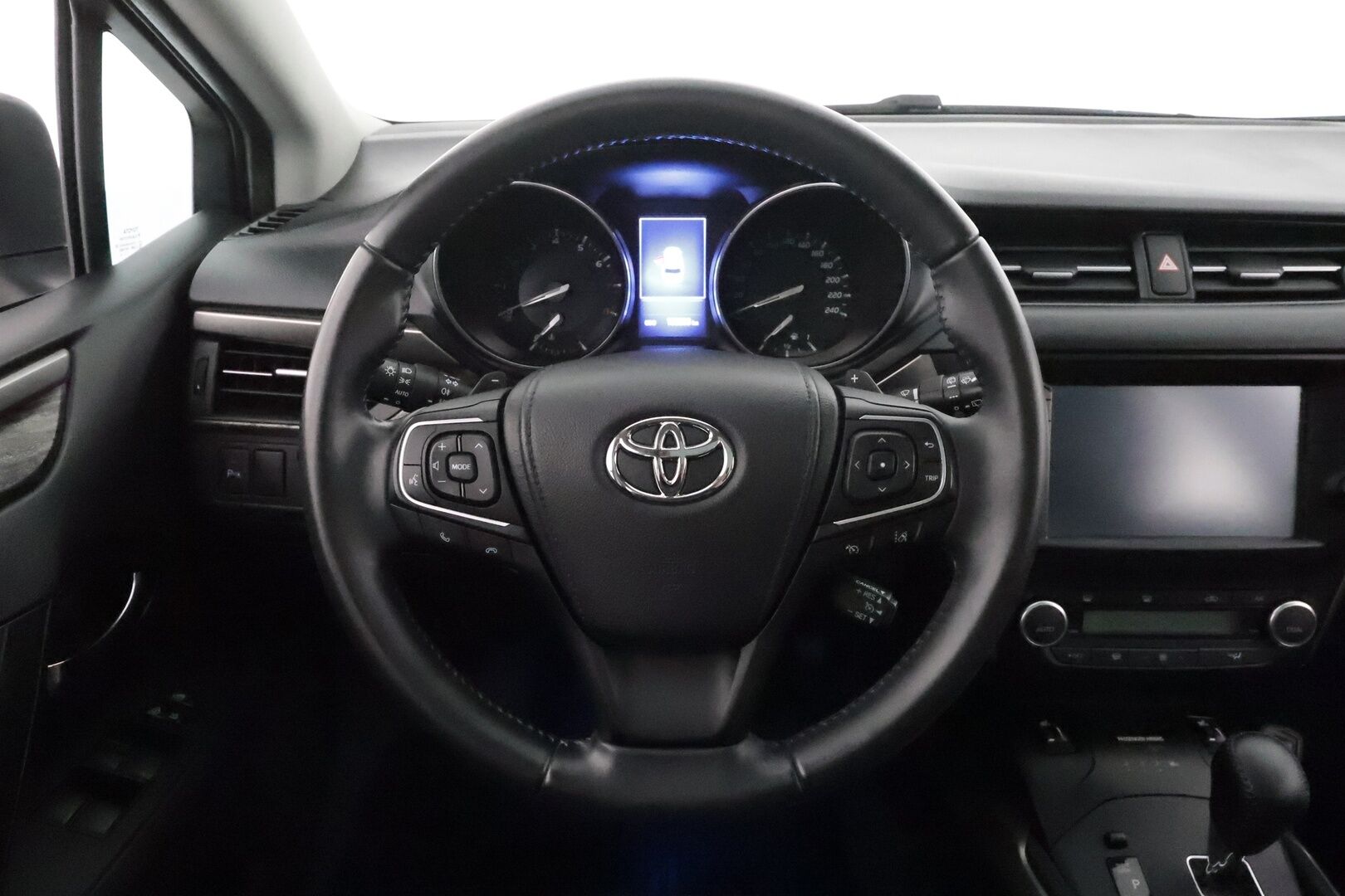 Toyota Avensis 2015 2,0 Valvematic Premium Touring Sports Multidrive S **Muistipenkki / Panorama / P.kamera / Mustat nahat / LED** - Merkkihuollettu / Kahdet renkaat aluvanteilla