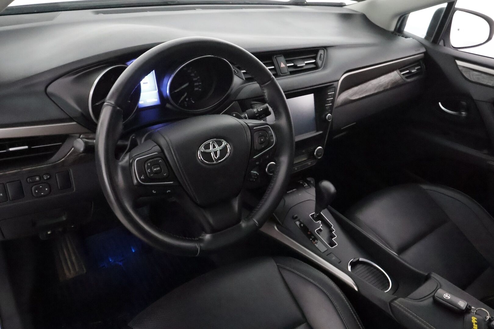 Toyota Avensis 2015 2,0 Valvematic Premium Touring Sports Multidrive S **Muistipenkki / Panorama / P.kamera / Mustat nahat / LED** - Merkkihuollettu / Kahdet renkaat aluvanteilla