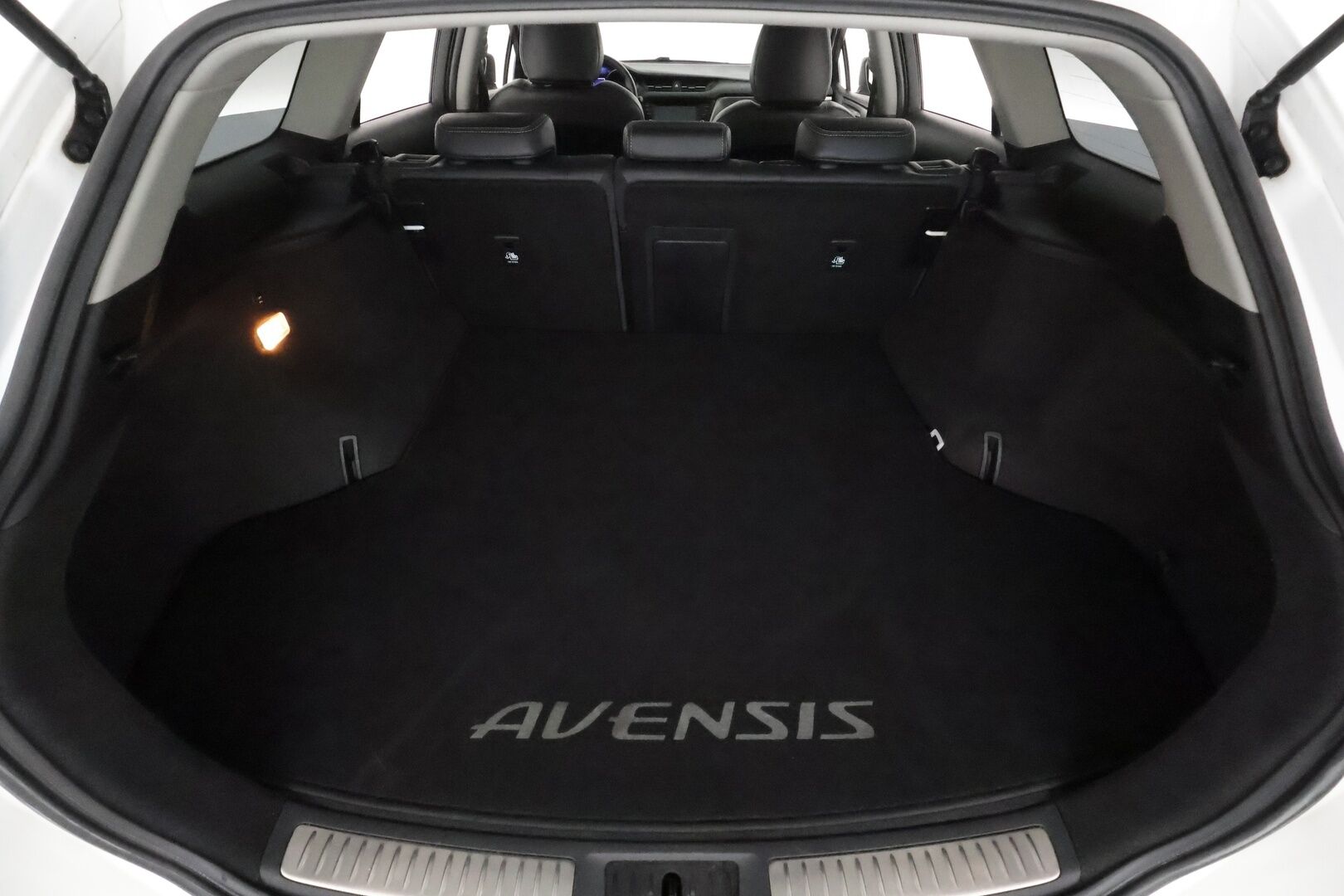 Toyota Avensis 2015 2,0 Valvematic Premium Touring Sports Multidrive S **Muistipenkki / Panorama / P.kamera / Mustat nahat / LED** - Merkkihuollettu / Kahdet renkaat aluvanteilla