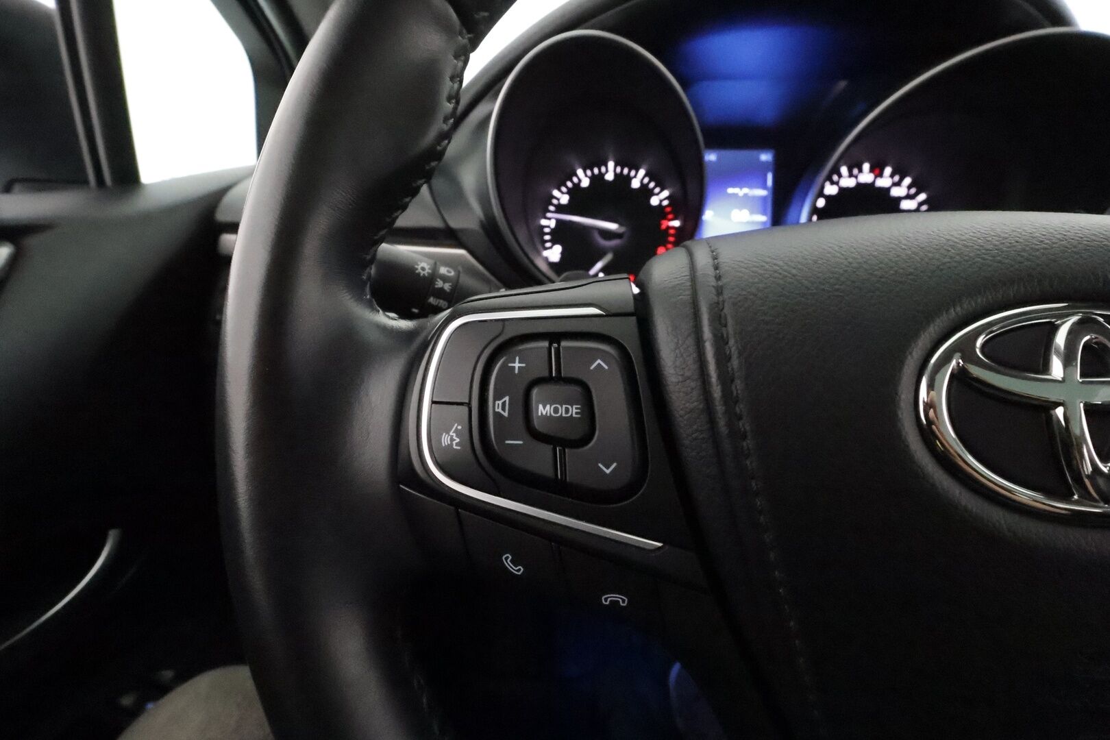 Toyota Avensis 2015 2,0 Valvematic Premium Touring Sports Multidrive S **Muistipenkki / Panorama / P.kamera / Mustat nahat / LED** - Merkkihuollettu / Kahdet renkaat aluvanteilla