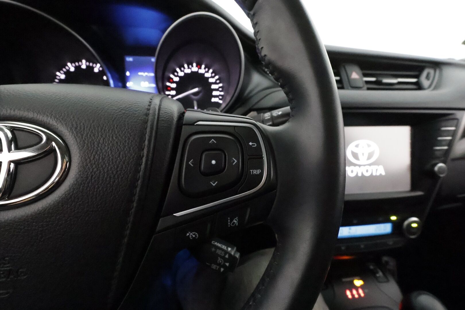 Toyota Avensis 2015 2,0 Valvematic Premium Touring Sports Multidrive S **Muistipenkki / Panorama / P.kamera / Mustat nahat / LED** - Merkkihuollettu / Kahdet renkaat aluvanteilla