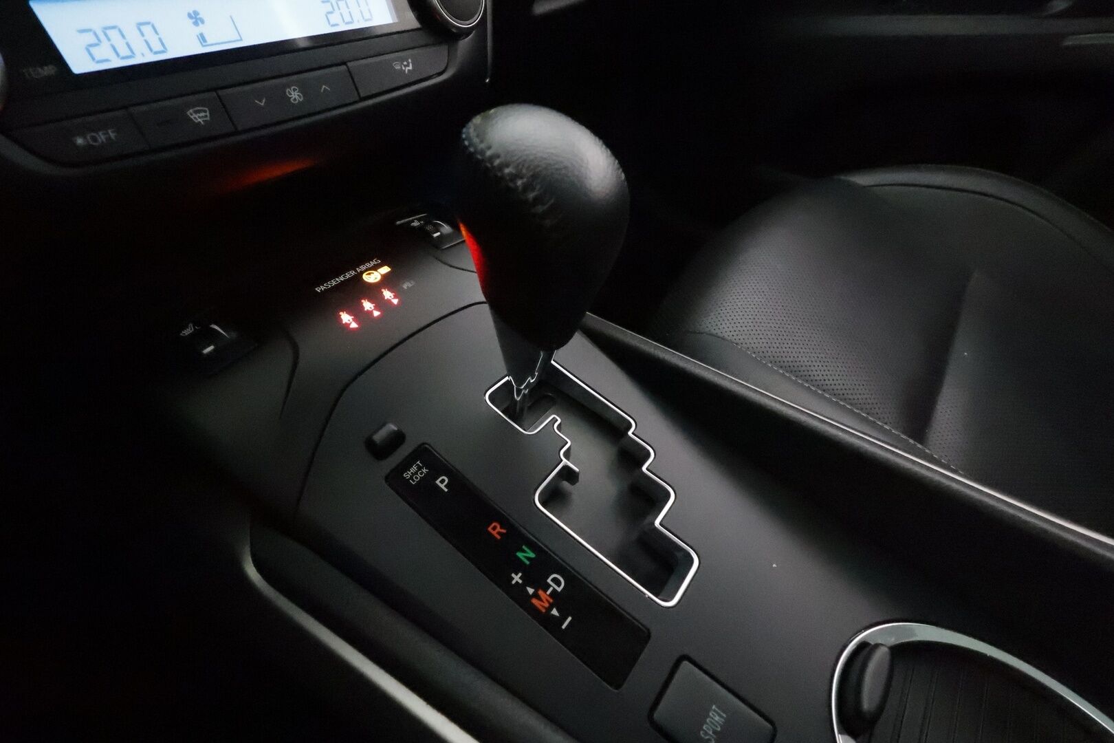 Toyota Avensis 2015 2,0 Valvematic Premium Touring Sports Multidrive S **Muistipenkki / Panorama / P.kamera / Mustat nahat / LED** - Merkkihuollettu / Kahdet renkaat aluvanteilla