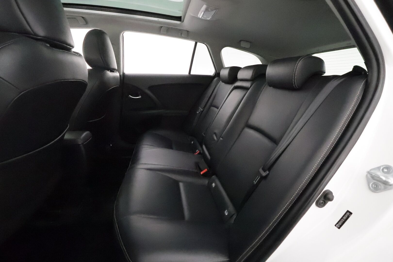 Toyota Avensis 2015 2,0 Valvematic Premium Touring Sports Multidrive S **Muistipenkki / Panorama / P.kamera / Mustat nahat / LED** - Merkkihuollettu / Kahdet renkaat aluvanteilla