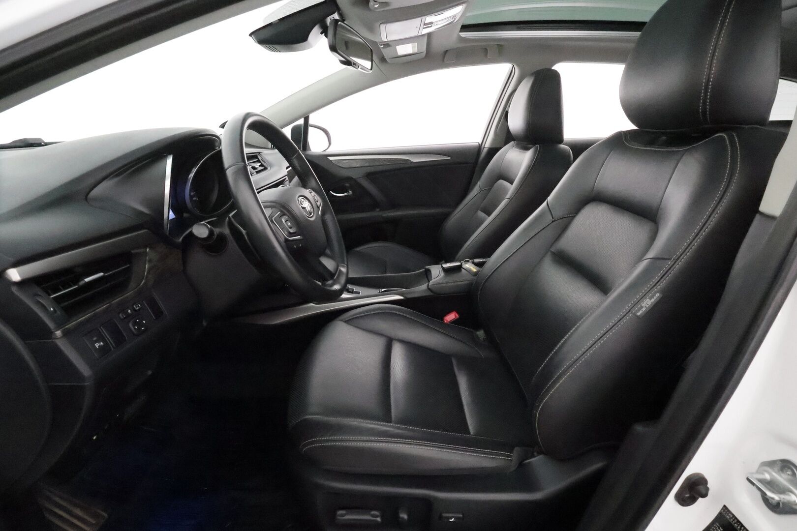 Toyota Avensis 2015 2,0 Valvematic Premium Touring Sports Multidrive S **Muistipenkki / Panorama / P.kamera / Mustat nahat / LED** - Merkkihuollettu / Kahdet renkaat aluvanteilla