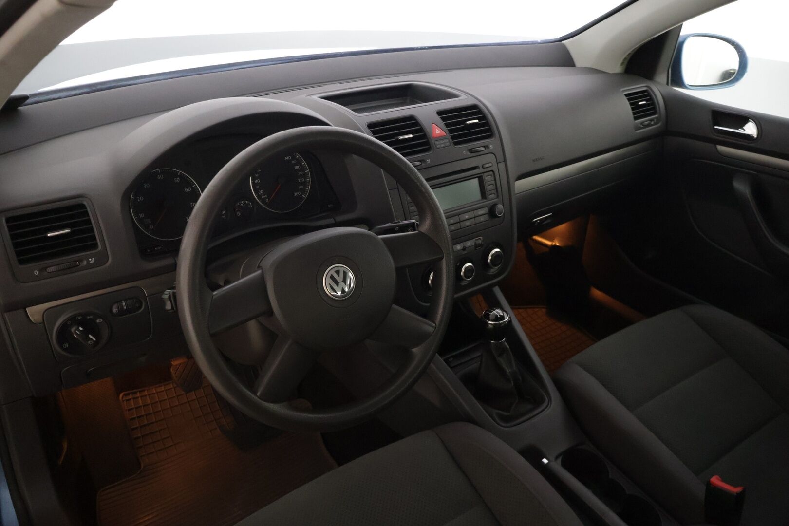 Volkswagen Golf 2005 4D GOLF HATCHBACK 1.6-1K/258 - | MYYDÄÄN HUUTOKAUPAT.COMISSA | Suomi-auto | Vakkari | 2x renkaat vanteilla |