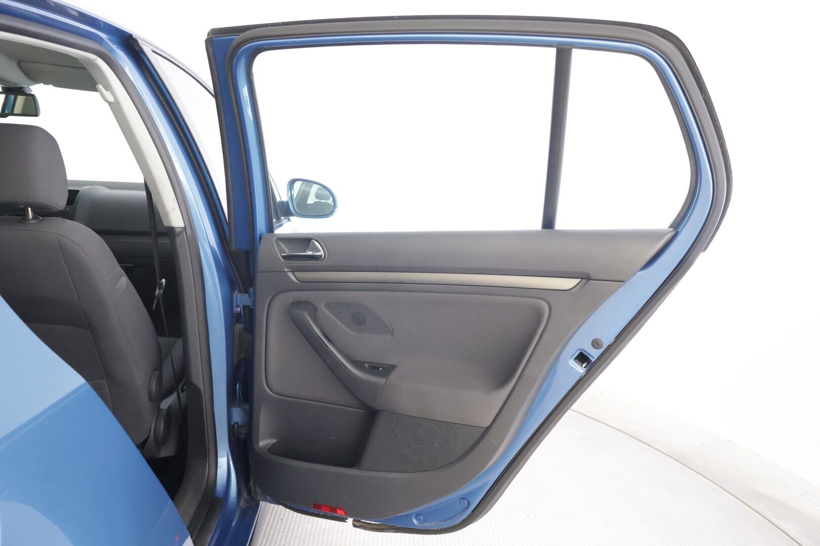 Volkswagen Golf 2005 4D GOLF HATCHBACK 1.6-1K/258 - | MYYDÄÄN HUUTOKAUPAT.COMISSA | Suomi-auto | Vakkari | 2x renkaat vanteilla |