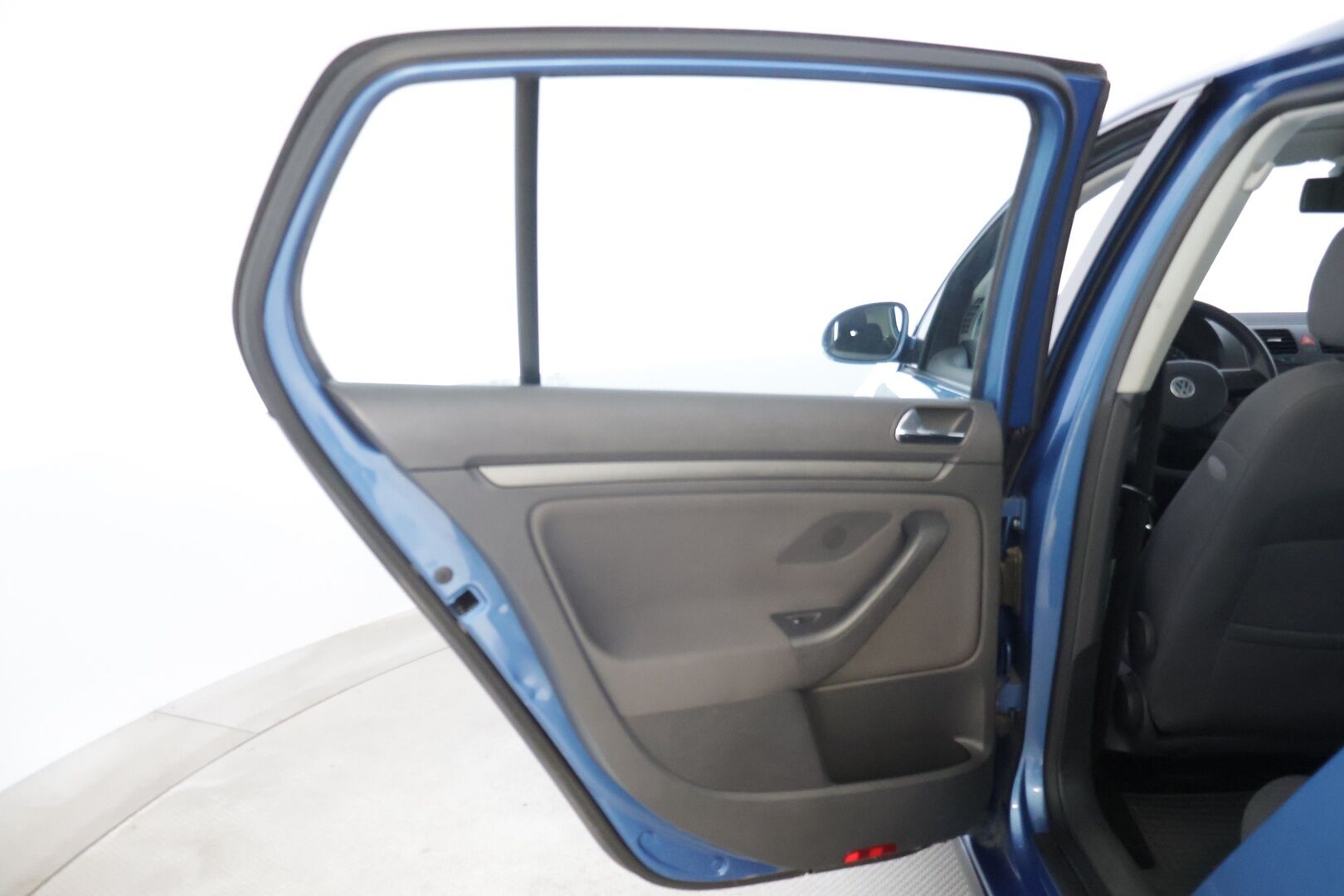 Volkswagen Golf 2005 4D GOLF HATCHBACK 1.6-1K/258 - | MYYDÄÄN HUUTOKAUPAT.COMISSA | Suomi-auto | Vakkari | 2x renkaat vanteilla |
