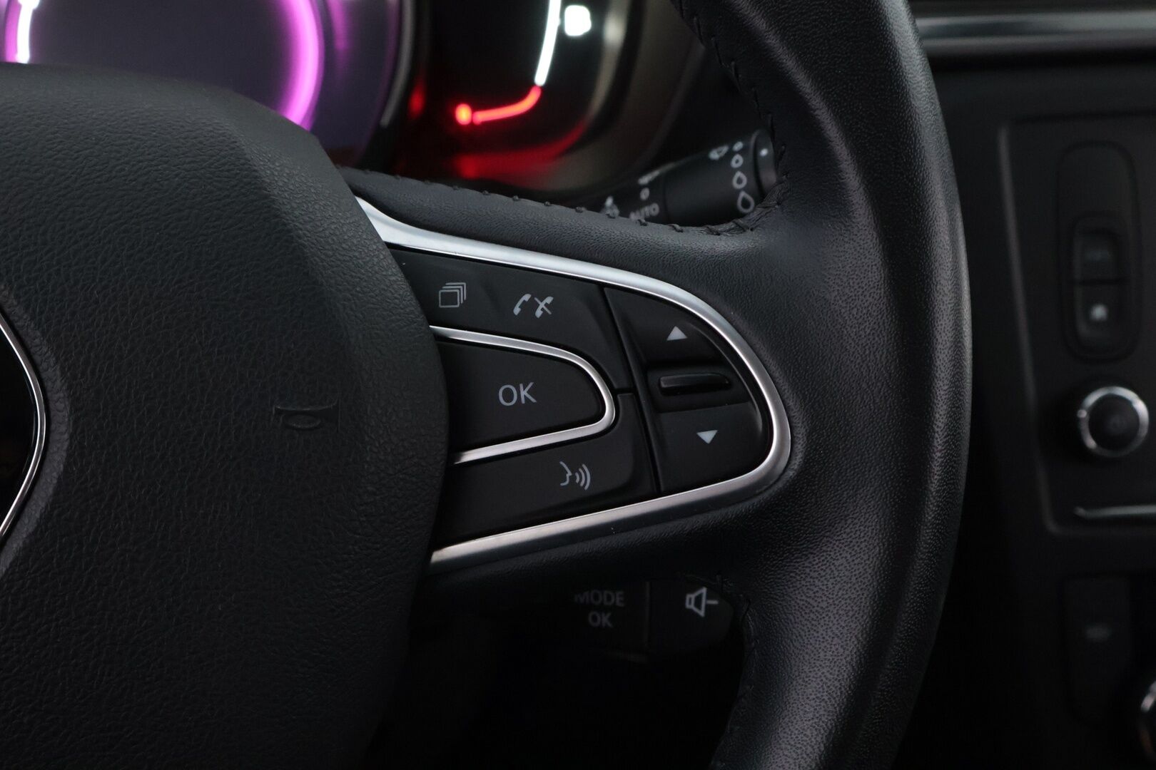 Renault Kadjar 2015 Energy TCe 130 Zen - Suomiauto | Vetokoukku | Lohko&Sisä | Vakkari | Puolinahkapenkit | Navi