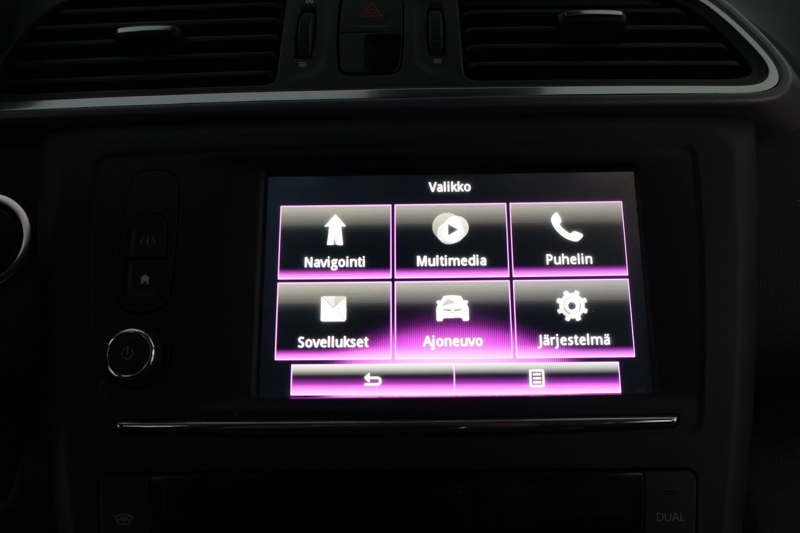 Renault Kadjar 2015 Energy TCe 130 Zen - Suomiauto | Vetokoukku | Lohko&Sisä | Vakkari | Puolinahkapenkit | Navi