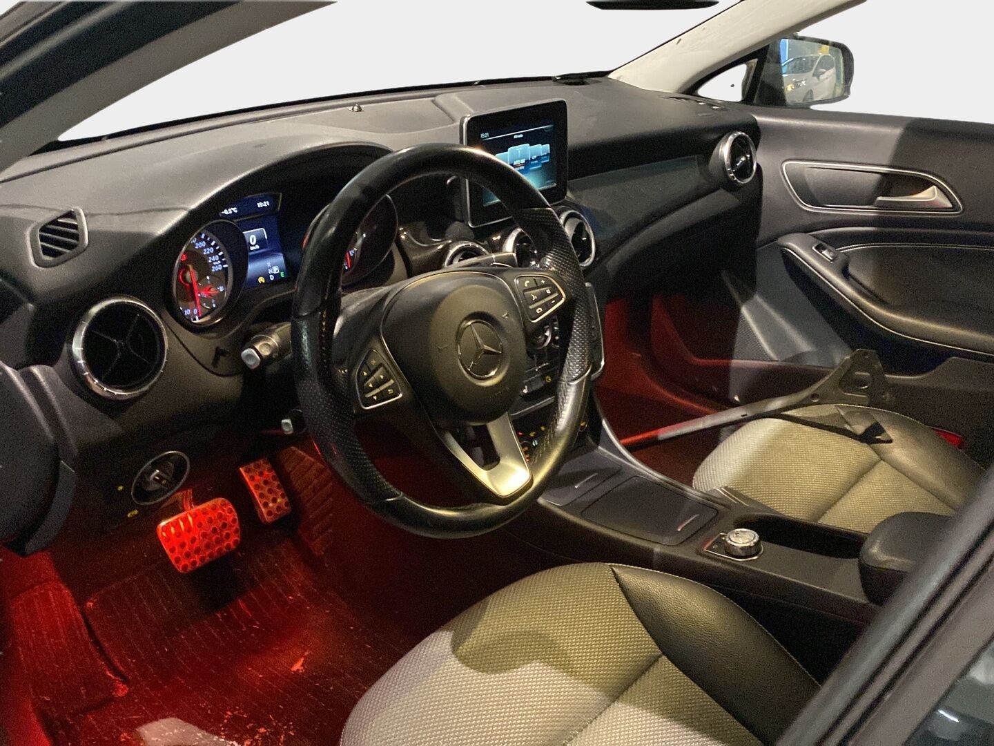 Mercedes-Benz CLA 2016 180 BE A Premium Business *AMG-Look / Lohkolämmitin / Peruutuskamera / Vakkari / Puolinahat / Xenon* - Upeat 19-tuuman kesävanteet / Kahdet huippukuntoiset renkaat / Särmä huoltokirja - HULLU BLACKWEEK KORKOTARJOUS 2,49%