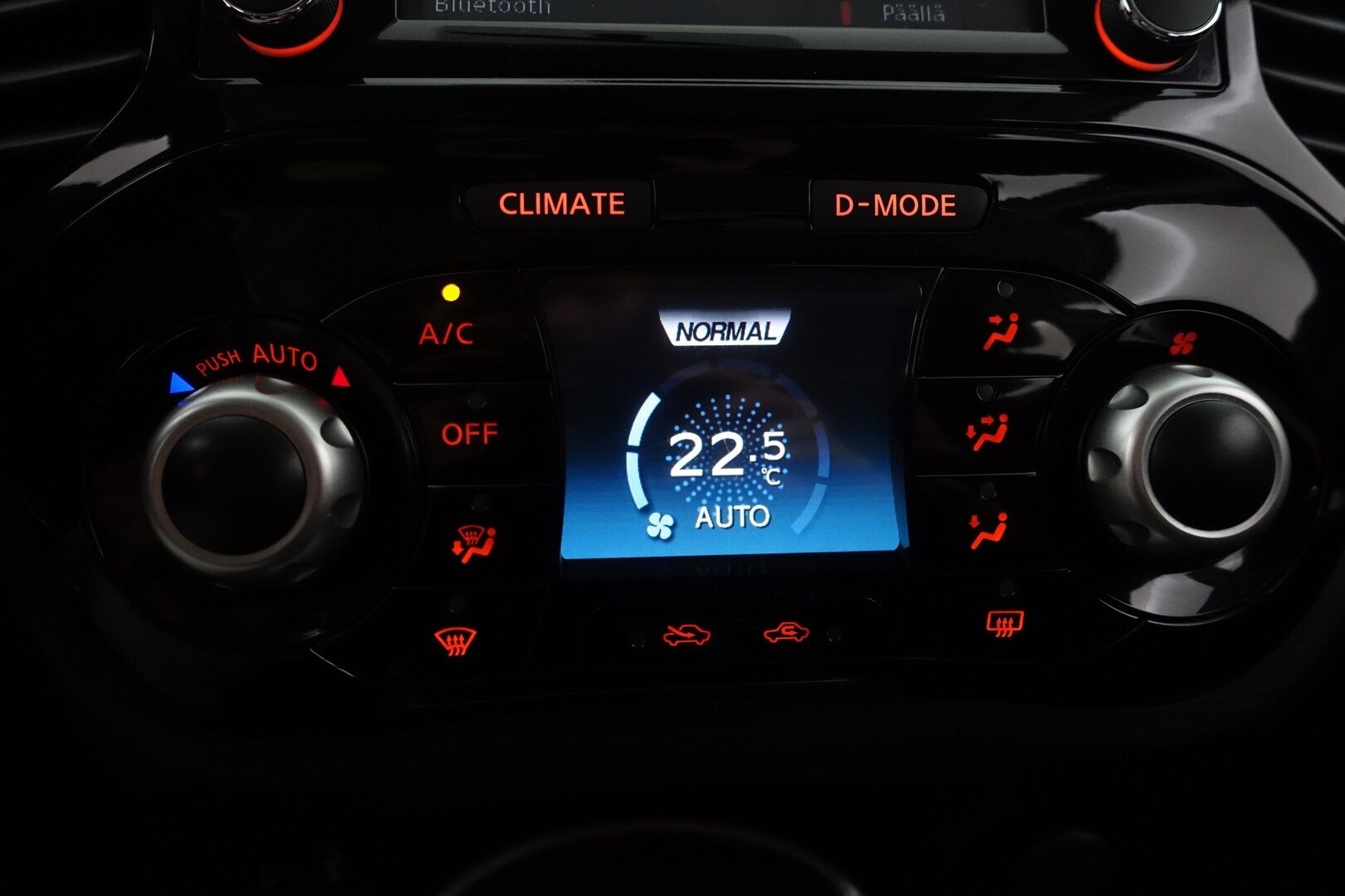 Nissan Juke 2015 DIG-T 115 Acenta 2WD 6M/T Tech Pack E6 - | Juuri Katsastettu! | Ketju vaihdettu 2025 | 360 | 2x renkaat aluvanteilla | Suomi-Auto | Lohko. sisäpistokkeella | 