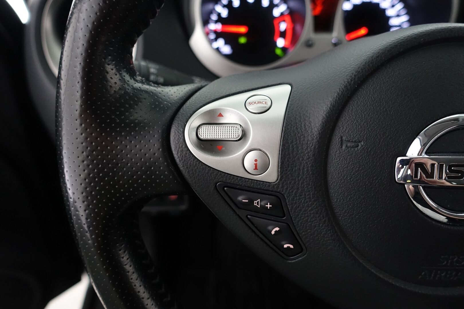 Nissan Juke 2015 DIG-T 115 Acenta 2WD 6M/T Tech Pack E6 - | Juuri Katsastettu! | Ketju vaihdettu 2025 | 360 | 2x renkaat aluvanteilla | Suomi-Auto | Lohko. sisäpistokkeella | 