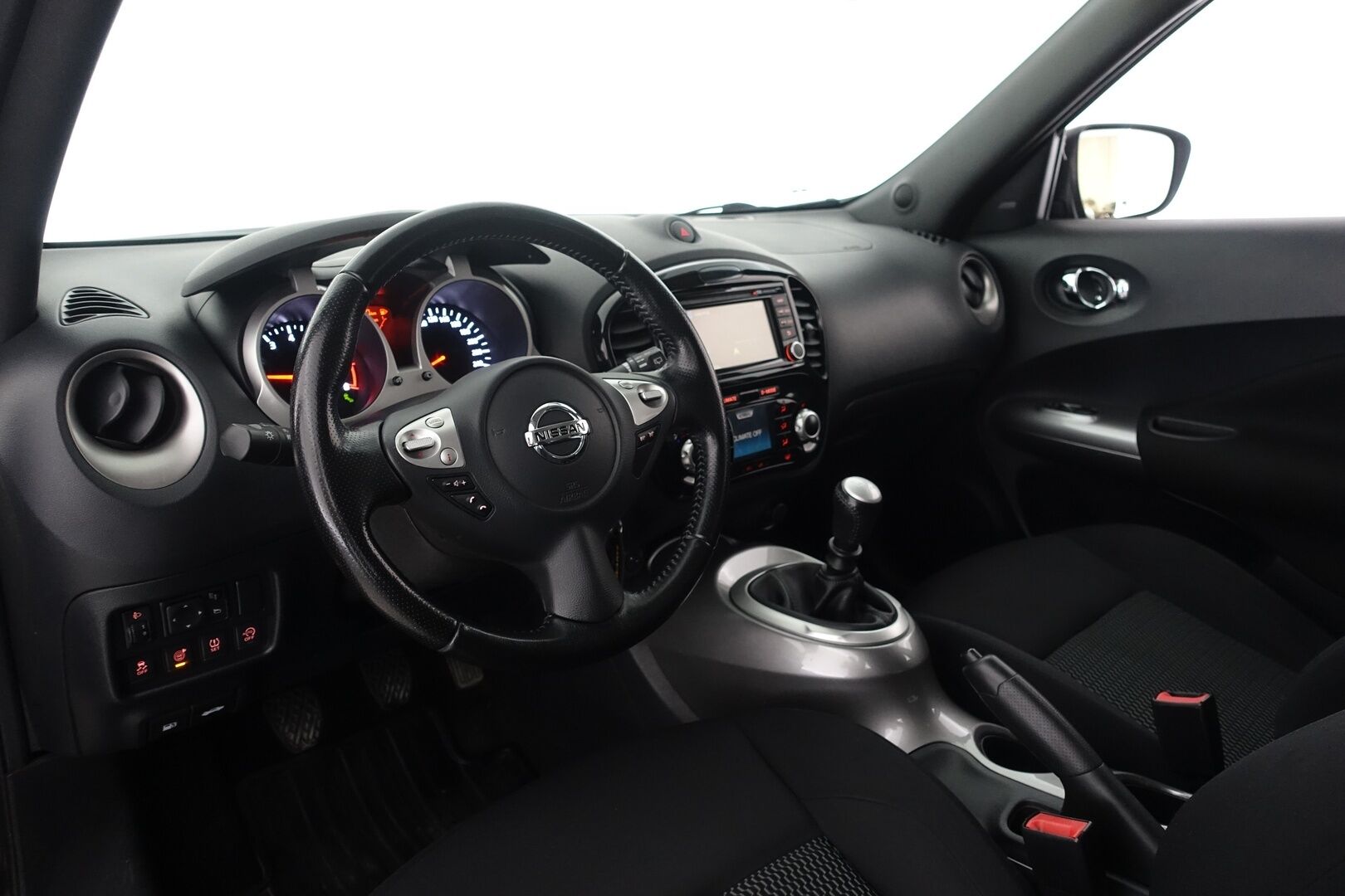 Nissan Juke 2015 DIG-T 115 Acenta 2WD 6M/T Tech Pack E6 - | Juuri Katsastettu! | Ketju vaihdettu 2025 | 360 | 2x renkaat aluvanteilla | Suomi-Auto | Lohko. sisäpistokkeella | 