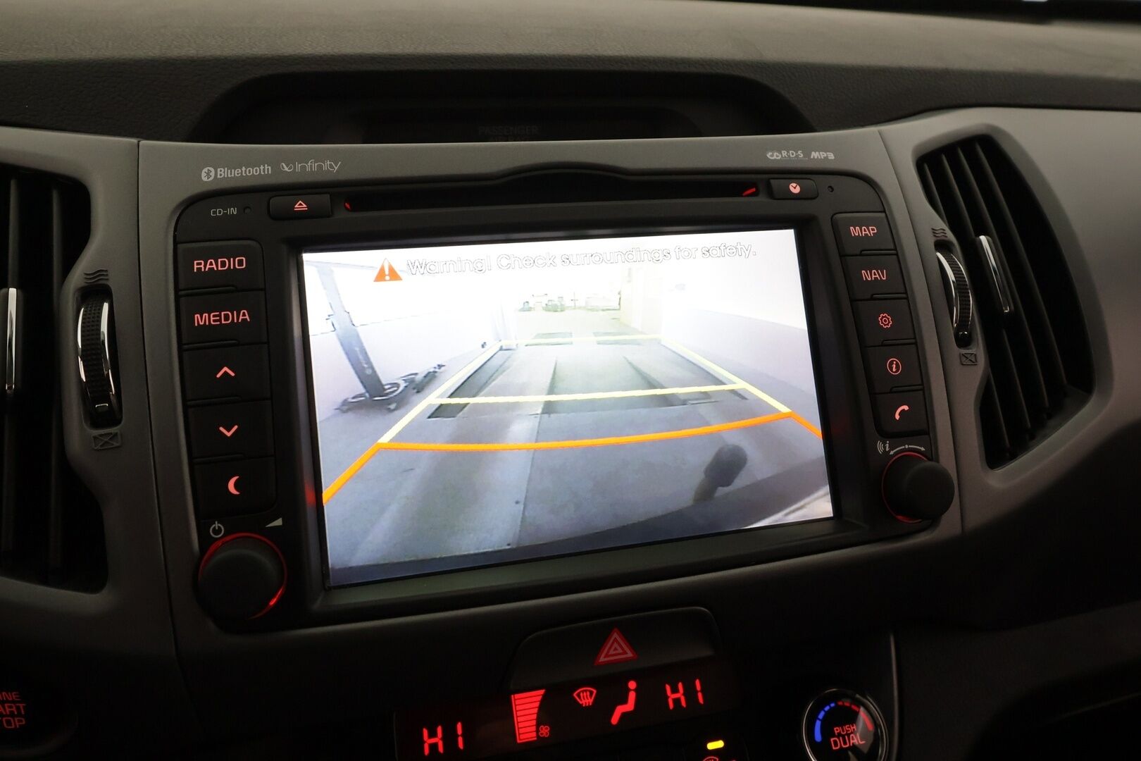 Kia Sportage 2015 2,0 AWD CRDi-R Business Premium A/T * Vakkari / Panorama / P.kamera / Navi / KeylessGo / Koukku / Lohko / Puolinahat * - Suomi-auto / Kahdet renkaat aluvanteilla - HULLUT JOULUT KORKOTARJOUS 2,49% 