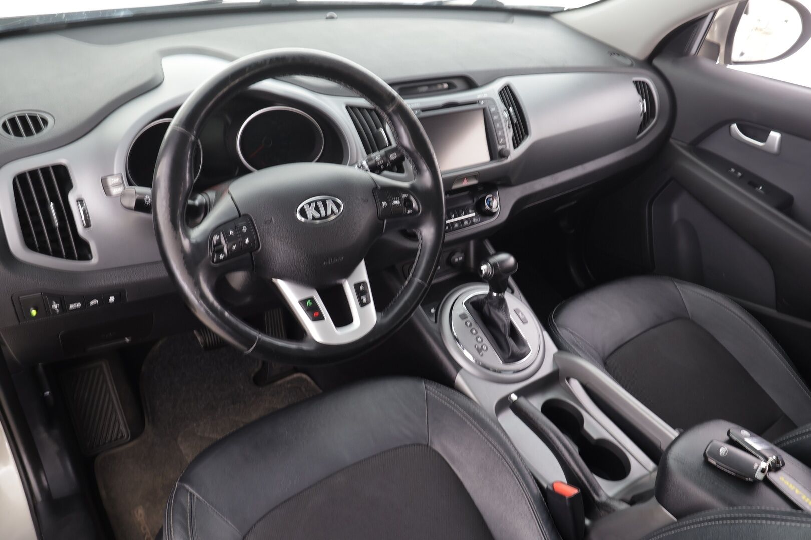 Kia Sportage 2015 2,0 AWD CRDi-R Business Premium A/T * Vakkari / Panorama / P.kamera / Navi / KeylessGo / Koukku / Lohko / Puolinahat * - Suomi-auto / Kahdet renkaat aluvanteilla - HULLUT JOULUT KORKOTARJOUS 2,49% 