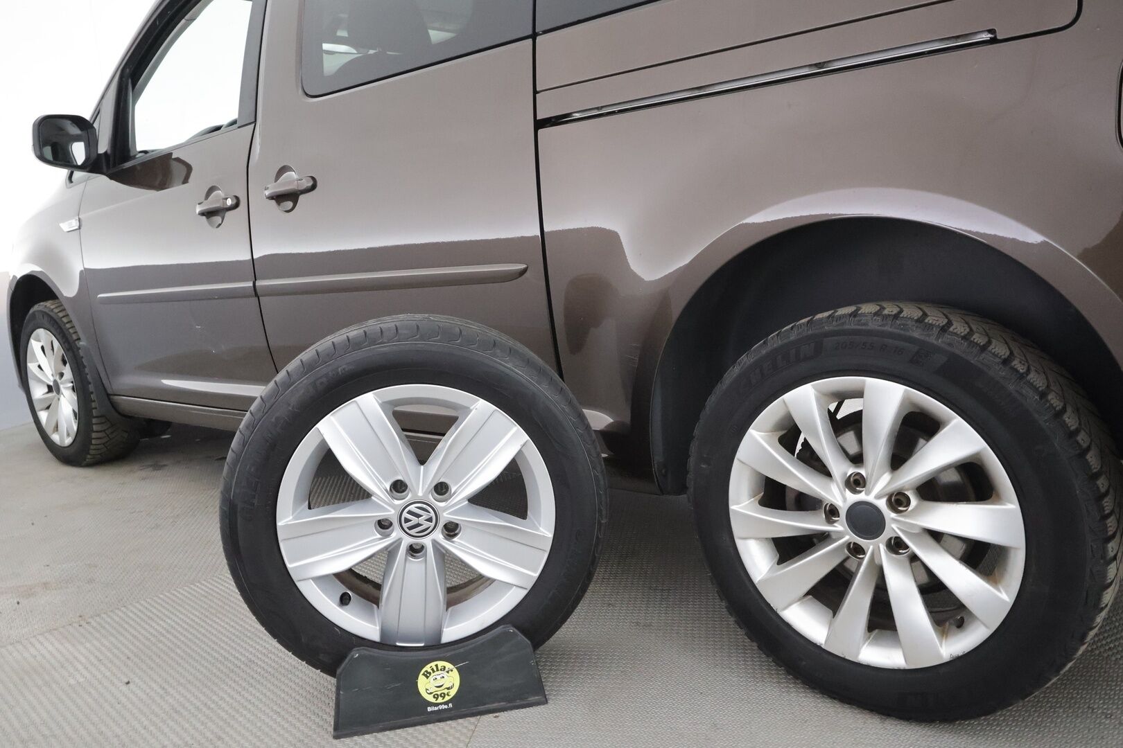 Volkswagen Caddy Maxi 2016 Comfortline 2,0 TDI 75kW DSG * 7-PAIKKAINEN / Webasto / Vetokoukku / Vakkari / Bluetooth / P-Tutka / Upea! - Kahdet renkaat aluvanteilla / 1OM Suomiauto! - HULLUT AVAJAISHULINAT KORKOTARJOUS 3,29 %
