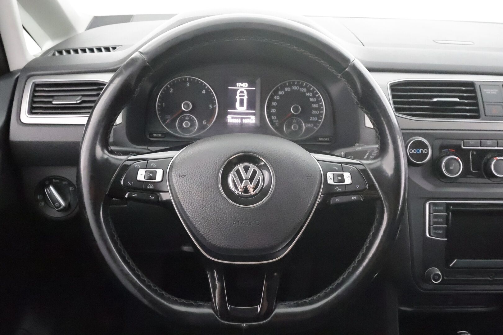 Volkswagen Caddy Maxi 2016 Comfortline 2,0 TDI 75kW DSG * 7-PAIKKAINEN / Webasto / Vetokoukku / Vakkari / Bluetooth / P-Tutka / Upea! - Kahdet renkaat aluvanteilla / 1OM Suomiauto! - HULLUT AVAJAISHULINAT KORKOTARJOUS 3,29 %