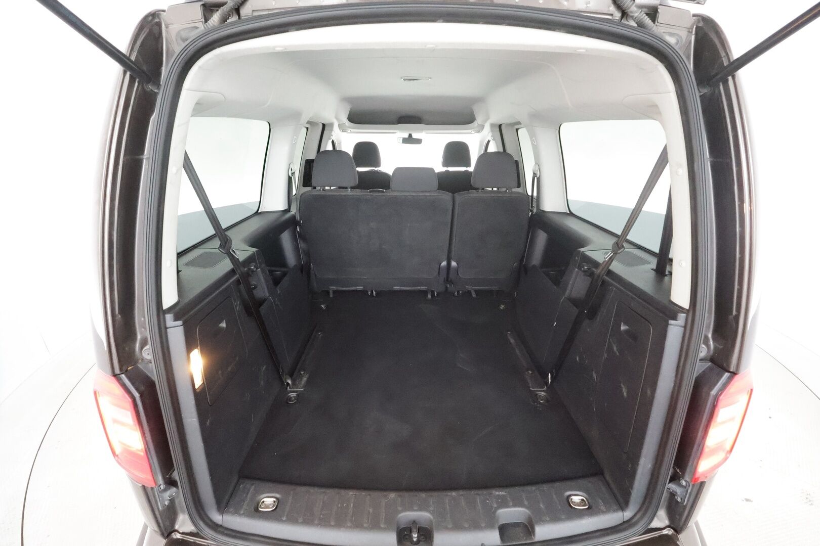 Volkswagen Caddy Maxi 2016 Comfortline 2,0 TDI 75kW DSG * 7-PAIKKAINEN / Webasto / Vetokoukku / Vakkari / Bluetooth / P-Tutka / Upea! - Kahdet renkaat aluvanteilla / 1OM Suomiauto! - HULLUT AVAJAISHULINAT KORKOTARJOUS 3,29 %