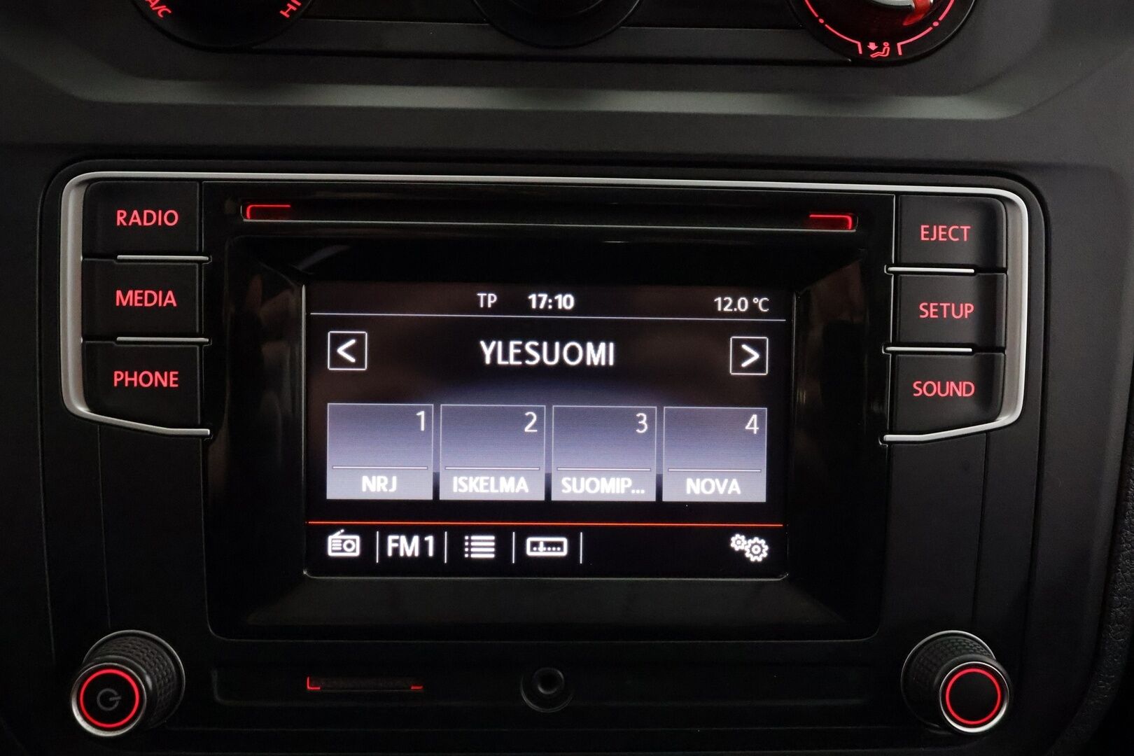 Volkswagen Caddy Maxi 2016 Comfortline 2,0 TDI 75kW DSG * 7-PAIKKAINEN / Webasto / Vetokoukku / Vakkari / Bluetooth / P-Tutka / Upea! - Kahdet renkaat aluvanteilla / 1OM Suomiauto! - HULLUT AVAJAISHULINAT KORKOTARJOUS 3,29 %