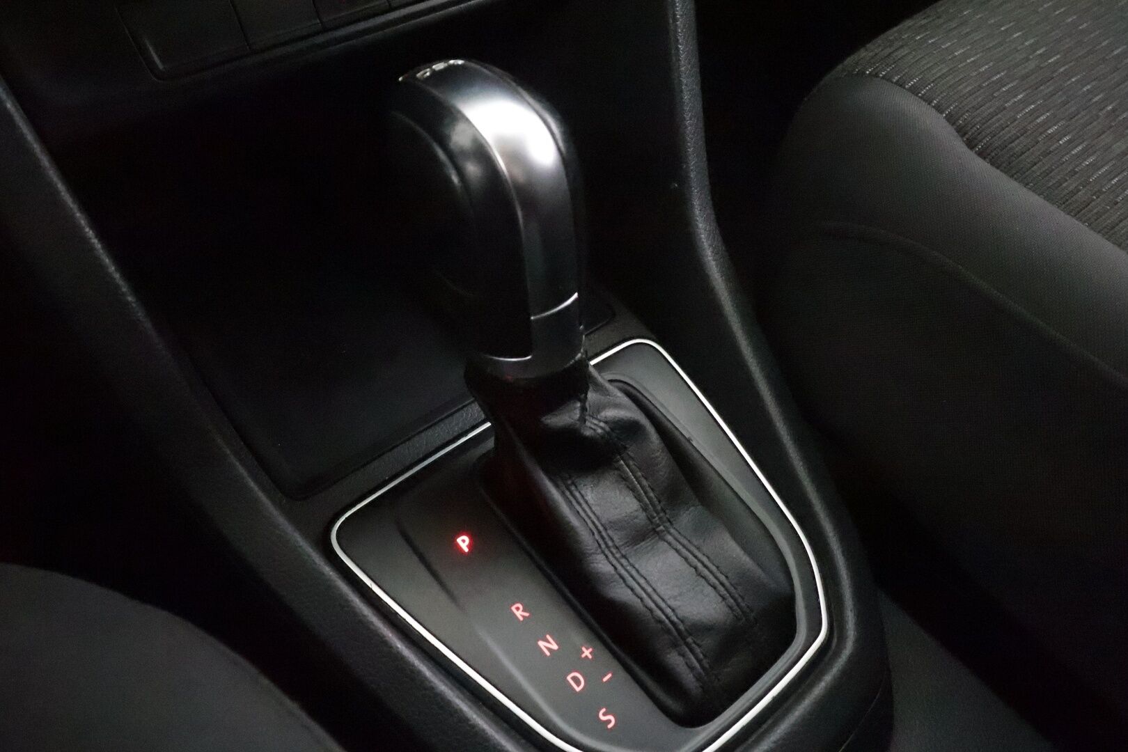 Volkswagen Caddy Maxi 2016 Comfortline 2,0 TDI 75kW DSG * 7-PAIKKAINEN / Webasto / Vetokoukku / Vakkari / Bluetooth / P-Tutka / Upea! - Kahdet renkaat aluvanteilla / 1OM Suomiauto! - HULLUT AVAJAISHULINAT KORKOTARJOUS 3,29 %