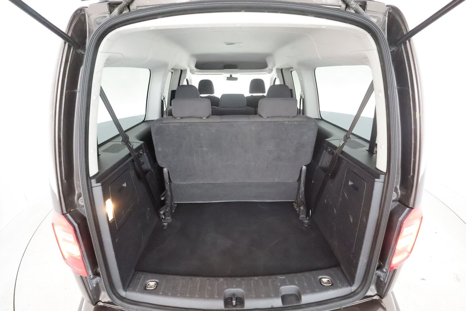 Volkswagen Caddy Maxi 2016 Comfortline 2,0 TDI 75kW DSG * 7-PAIKKAINEN / Webasto / Vetokoukku / Vakkari / Bluetooth / P-Tutka / Upea! - Kahdet renkaat aluvanteilla / 1OM Suomiauto! - HULLUT AVAJAISHULINAT KORKOTARJOUS 3,29 %