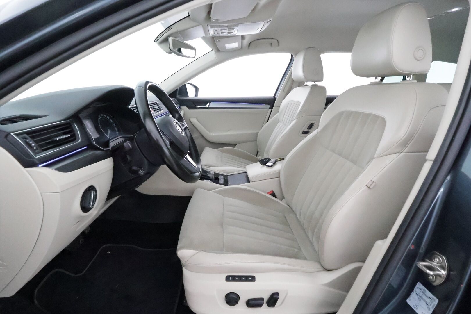 Skoda Superb 2016 Combi 2,0 TDI 190 Style DSG **Adapt. vakkari / Webasto / Xenon / Smartlink / Koukku / Muistipenkki**