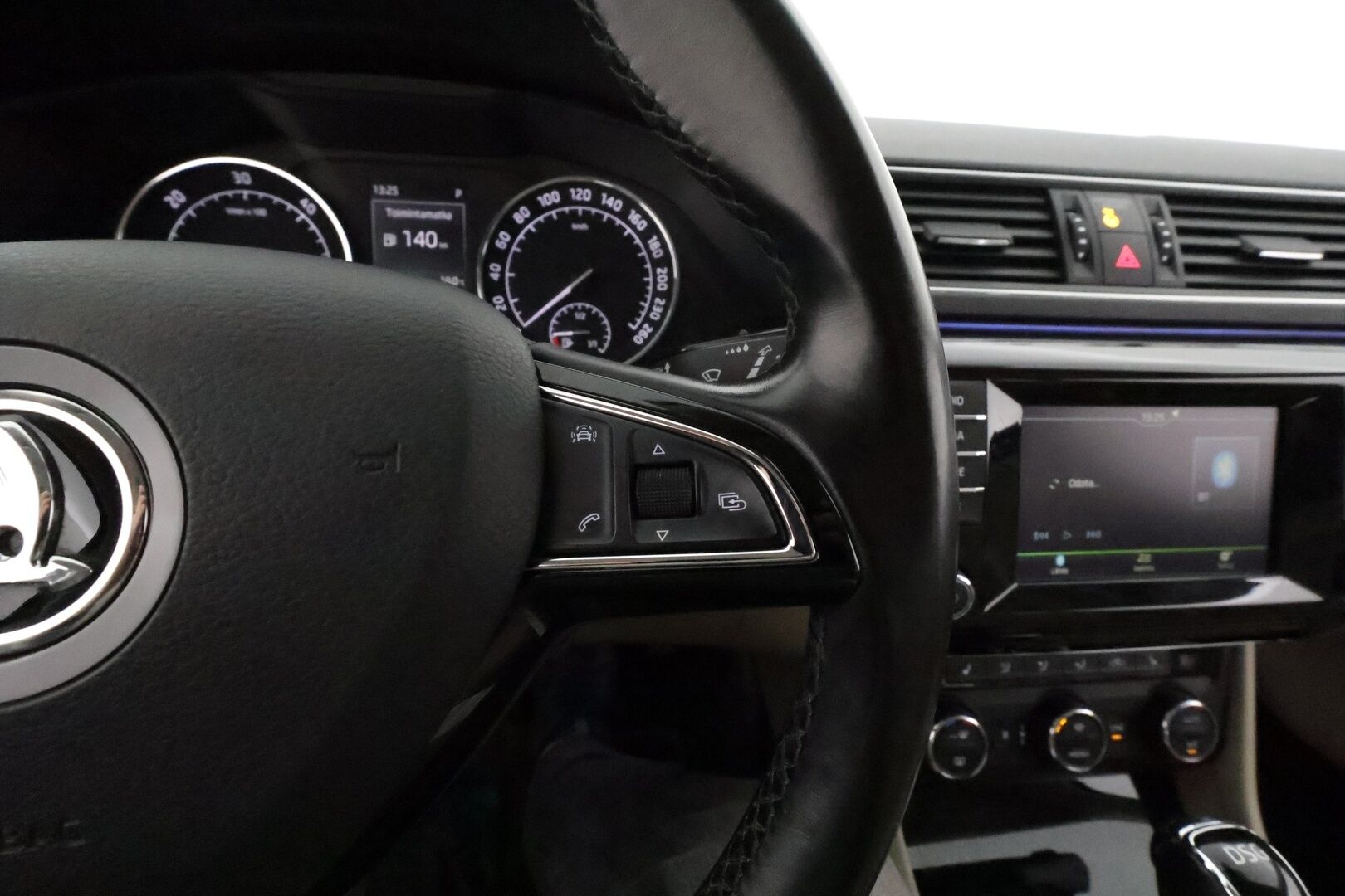 Skoda Superb 2016 Combi 2,0 TDI 190 Style DSG **Adapt. vakkari / Webasto / Xenon / Smartlink / Koukku / Muistipenkki**