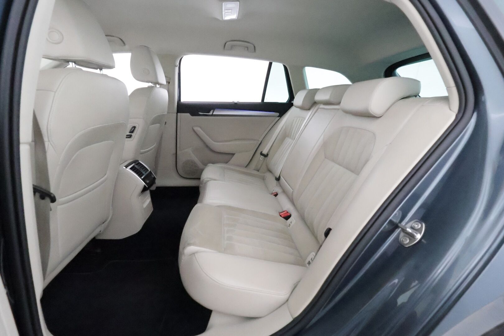 Skoda Superb 2016 Combi 2,0 TDI 190 Style DSG **Adapt. vakkari / Webasto / Xenon / Smartlink / Koukku / Muistipenkki**