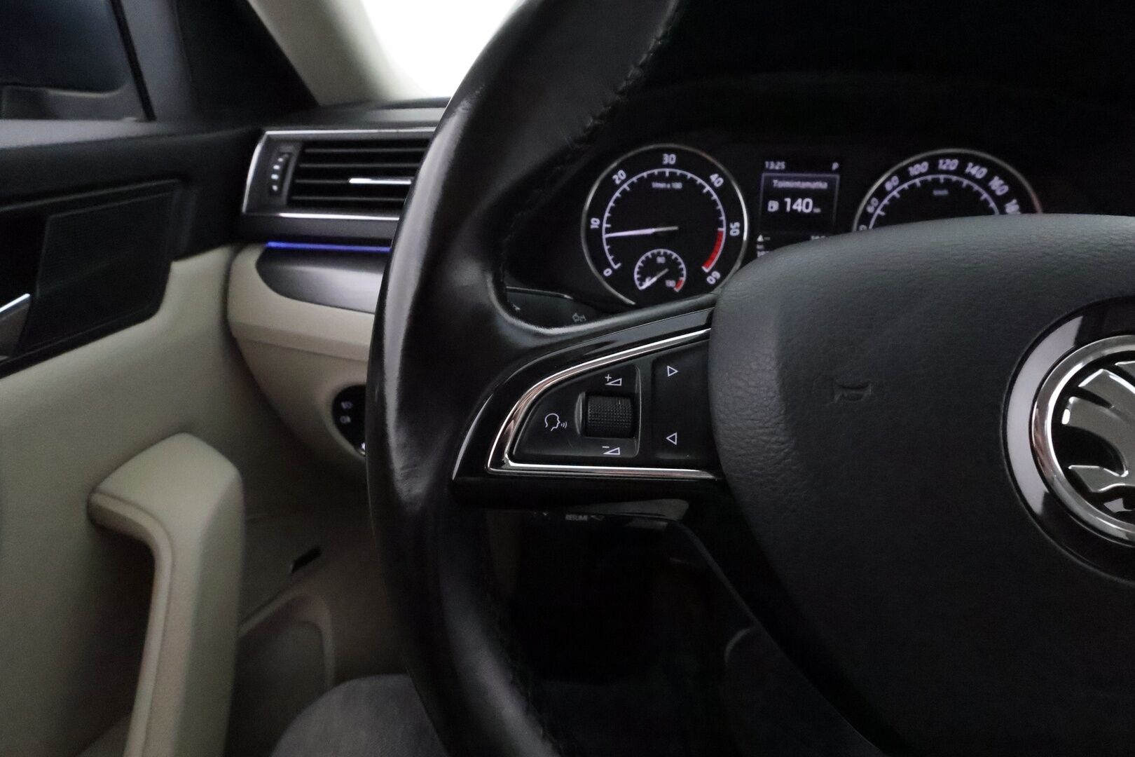 Skoda Superb 2016 Combi 2,0 TDI 190 Style DSG **Adapt. vakkari / Webasto / Xenon / Smartlink / Koukku / Muistipenkki**
