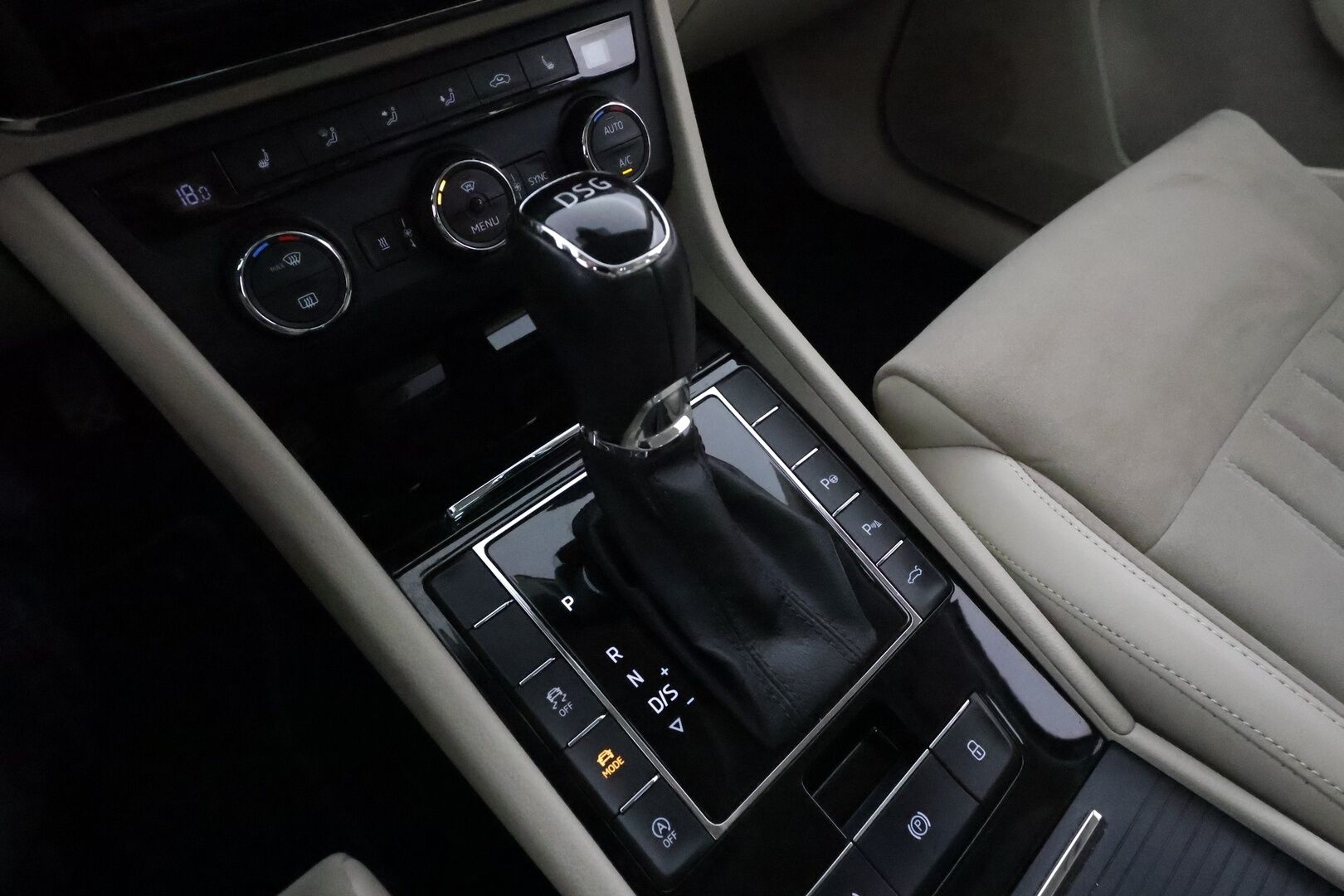 Skoda Superb 2016 Combi 2,0 TDI 190 Style DSG **Adapt. vakkari / Webasto / Xenon / Smartlink / Koukku / Muistipenkki**