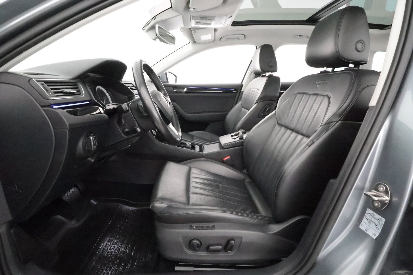 Skoda Superb 2016 Combi 2,0 TSI 280 4x4 L&K DSG Autom. **Panorama / Webasto / Koukku / Canton / Adapt. vakkari / Muistipenkki / P.kamera** - Suomi-auto / Apple&Android / Navi / Kaistavahti / Sähköluukku
