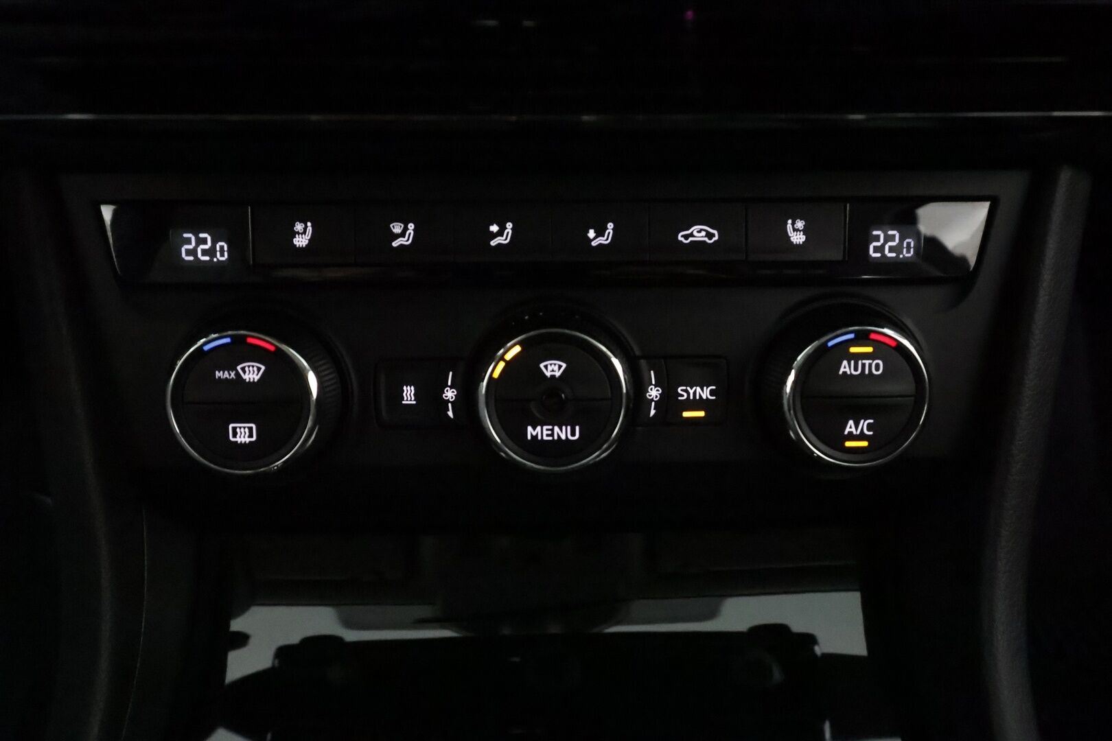 Skoda Superb 2016 Combi 2,0 TSI 280 4x4 L&K DSG Autom. **Panorama / Webasto / Koukku / Canton / Adapt. vakkari / Muistipenkki / P.kamera** - Suomi-auto / Apple&Android / Navi / Kaistavahti / Sähköluukku