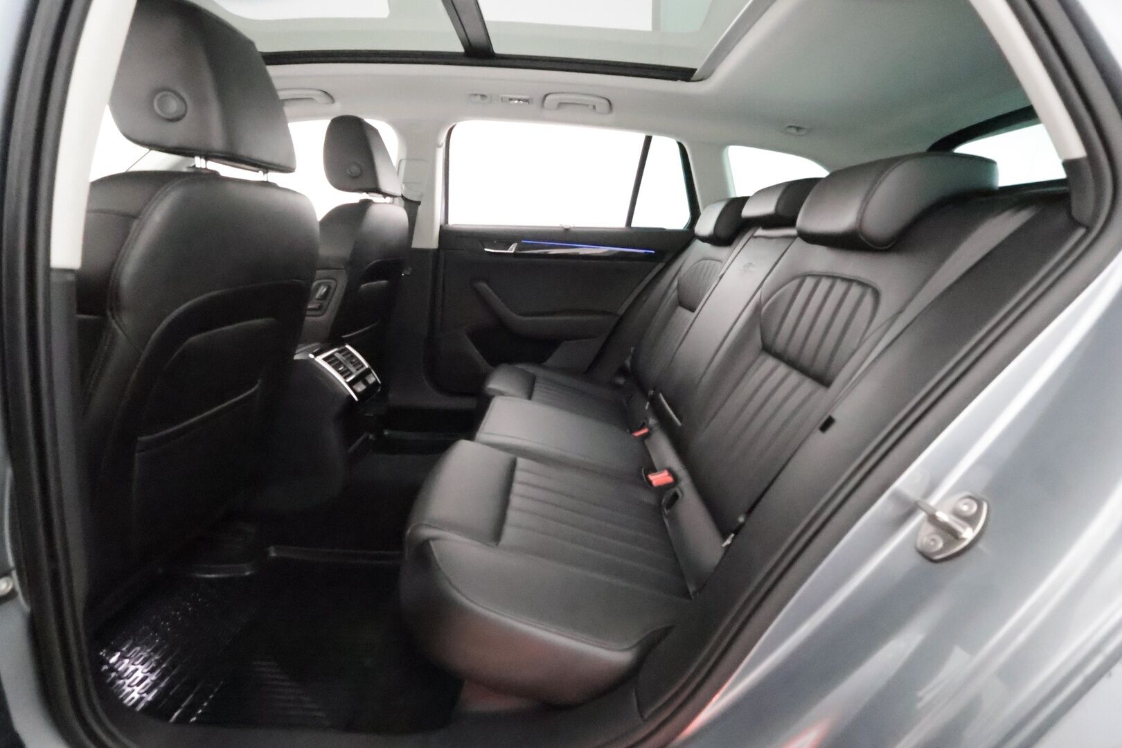 Skoda Superb 2016 Combi 2,0 TSI 280 4x4 L&K DSG Autom. **Panorama / Webasto / Koukku / Canton / Adapt. vakkari / Muistipenkki / P.kamera** - Suomi-auto / Apple&Android / Navi / Kaistavahti / Sähköluukku