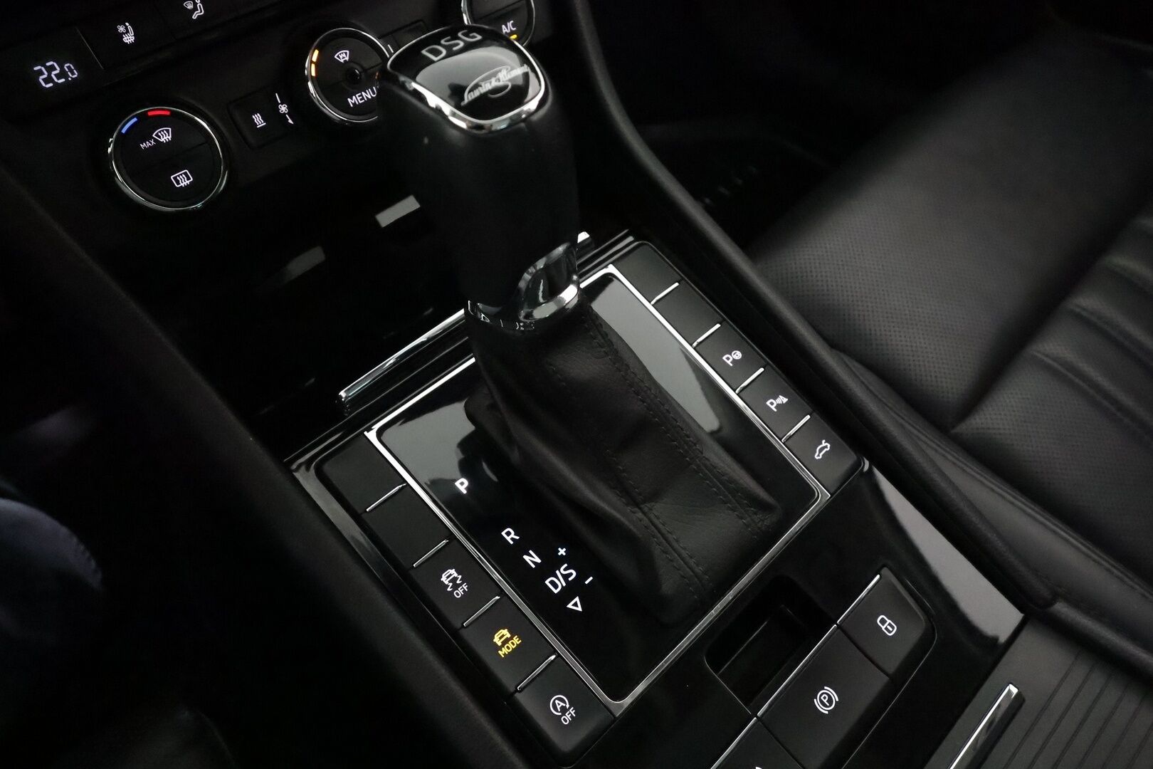 Skoda Superb 2016 Combi 2,0 TSI 280 4x4 L&K DSG Autom. **Panorama / Webasto / Koukku / Canton / Adapt. vakkari / Muistipenkki / P.kamera** - Suomi-auto / Apple&Android / Navi / Kaistavahti / Sähköluukku