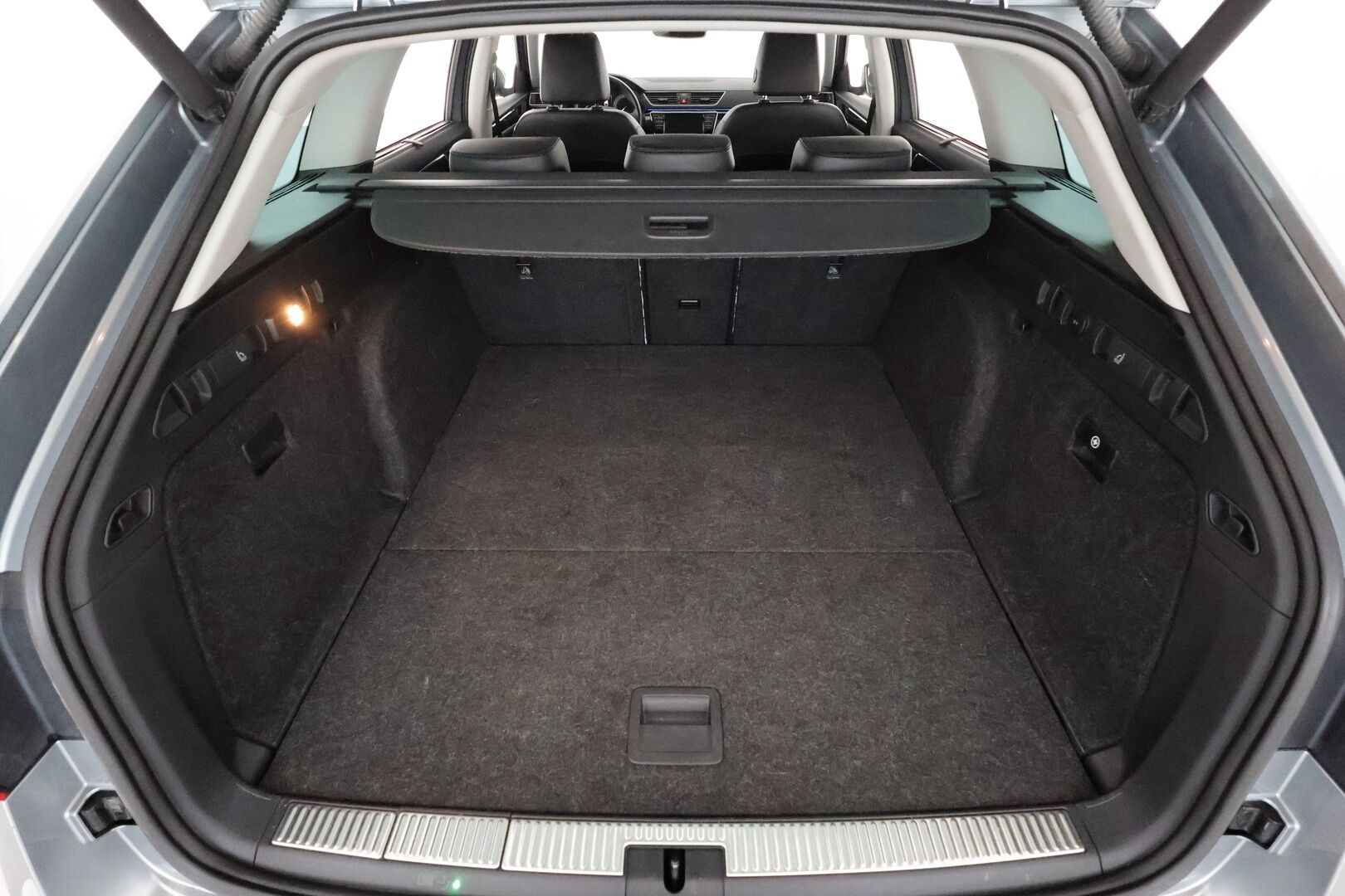 Skoda Superb 2016 Combi 2,0 TSI 280 4x4 L&K DSG Autom. **Panorama / Webasto / Koukku / Canton / Adapt. vakkari / Muistipenkki / P.kamera** - Suomi-auto / Apple&Android / Navi / Kaistavahti / Sähköluukku