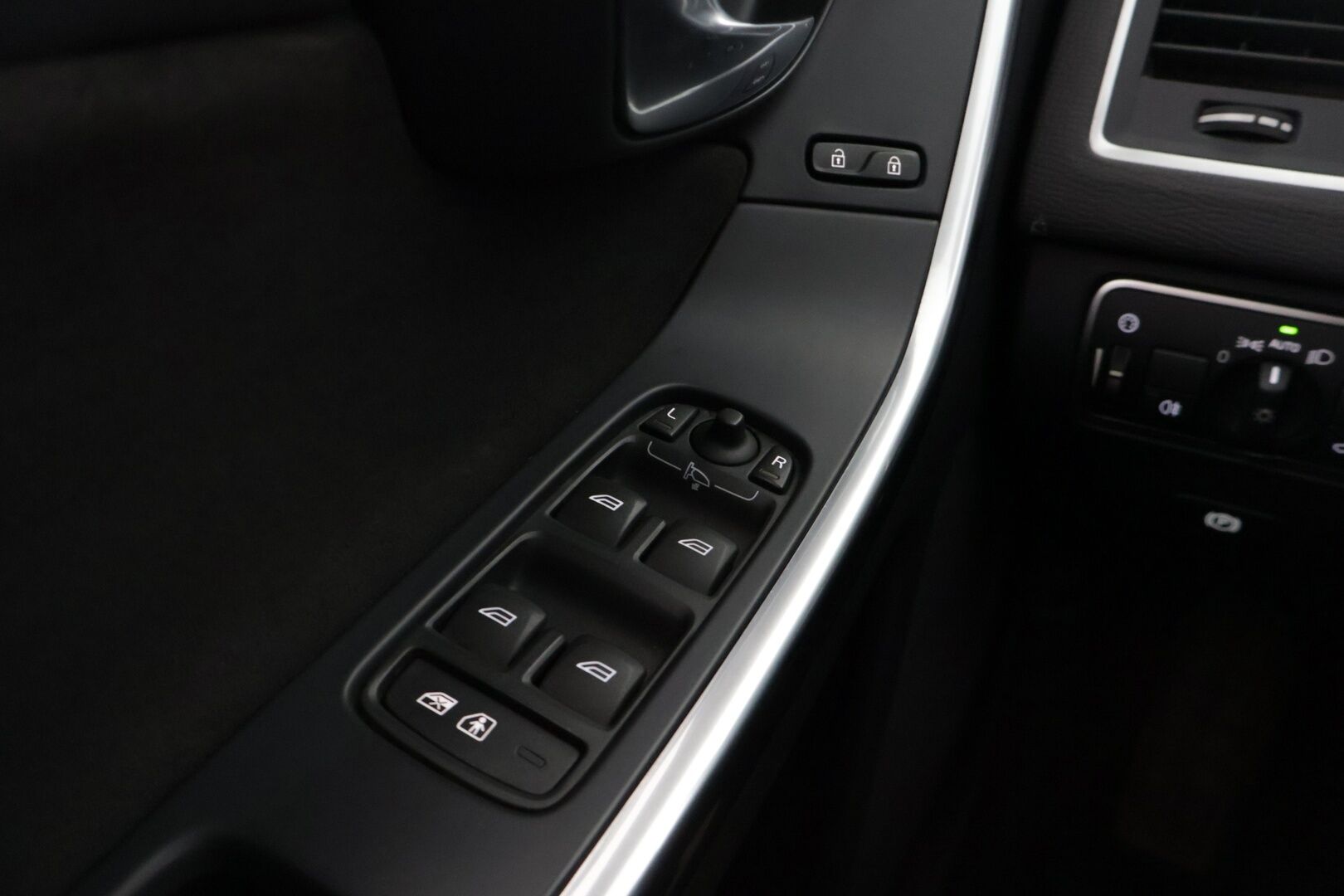 Volvo XC60 2016 D5 AWD R-Design Edition aut *Adapt. Vakkari / BLIS / Koukku / Webasto / Lämm. Tuulilasi & Ratti* - *Suomi-Auto / 2xrenkaat ja avaimet*