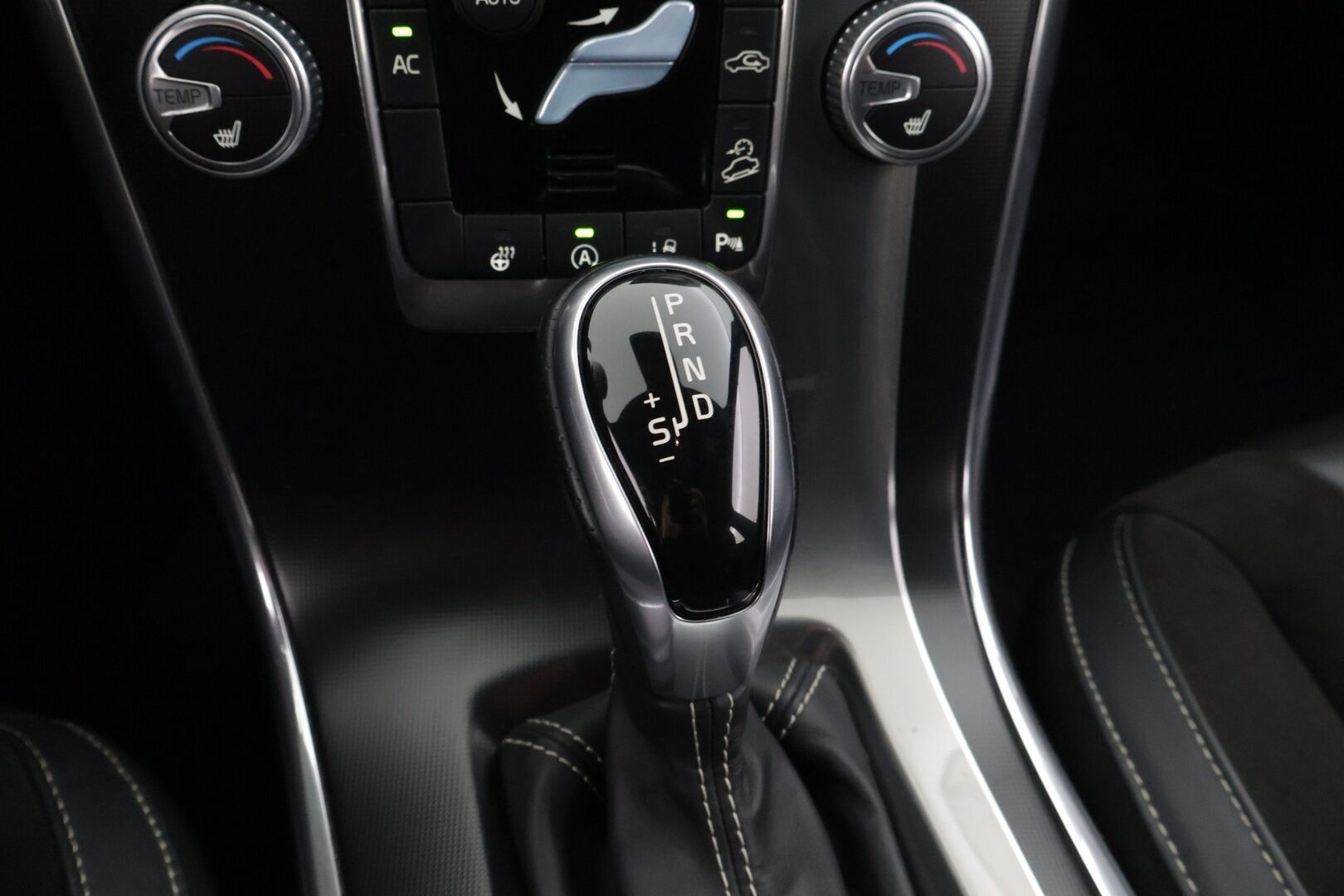 Volvo XC60 2016 D5 AWD R-Design Edition aut *Adapt. Vakkari / BLIS / Koukku / Webasto / Lämm. Tuulilasi & Ratti* - *Suomi-Auto / 2xrenkaat ja avaimet*