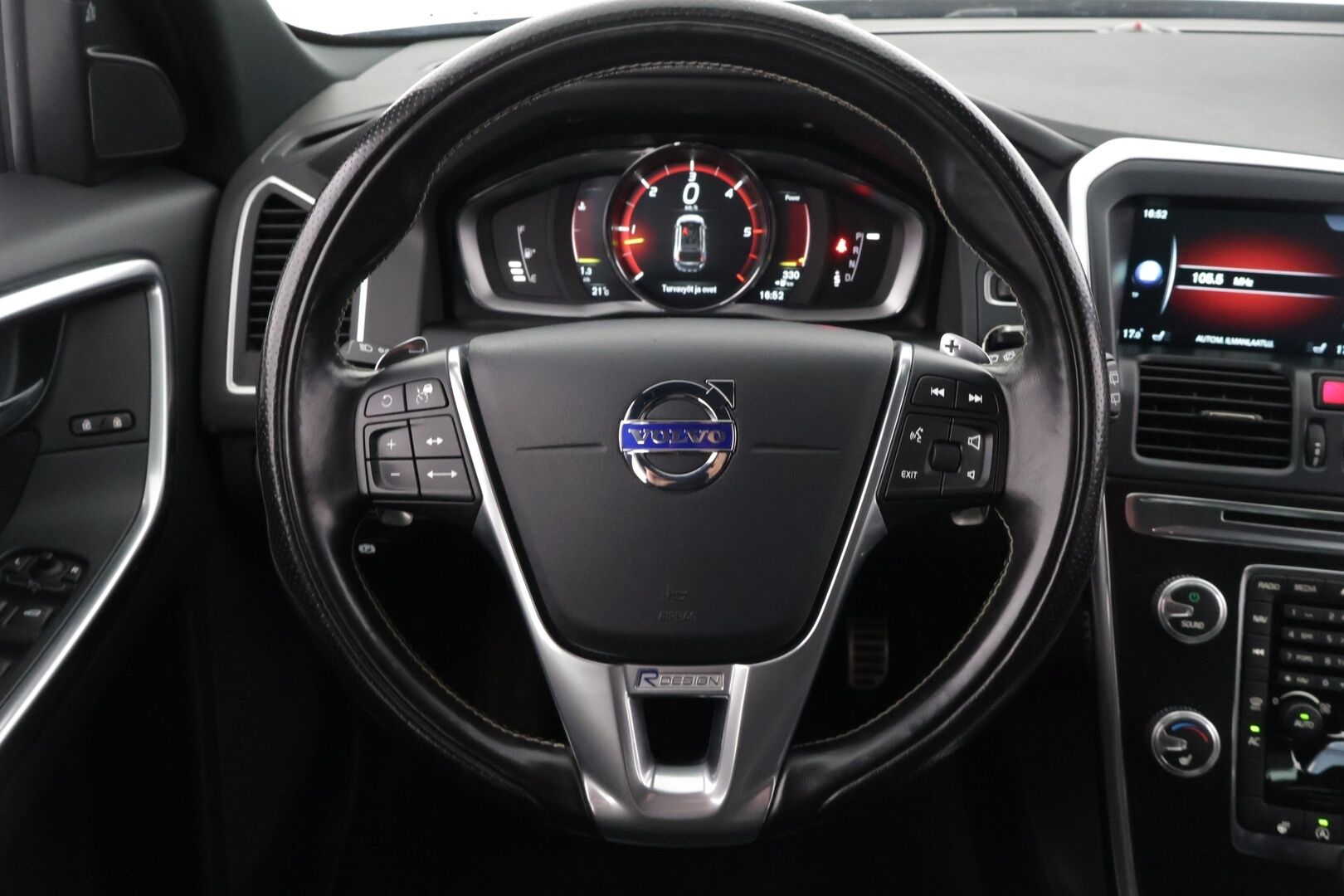 Volvo XC60 2016 D5 AWD R-Design Edition aut *Adapt. Vakkari / BLIS / Koukku / Webasto / Lämm. Tuulilasi & Ratti* - *Suomi-Auto / 2xrenkaat ja avaimet*