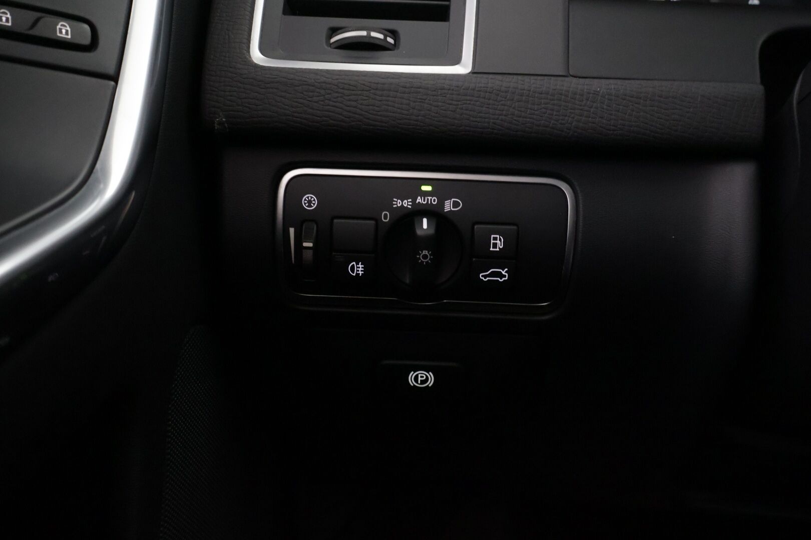 Volvo XC60 2016 D5 AWD R-Design Edition aut *Adapt. Vakkari / BLIS / Koukku / Webasto / Lämm. Tuulilasi & Ratti* - *Suomi-Auto / 2xrenkaat ja avaimet*