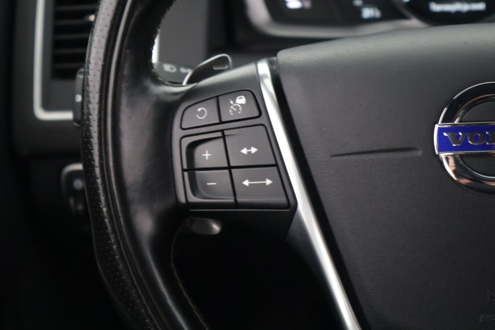 Volvo XC60 2016 D5 AWD R-Design Edition aut *Adapt. Vakkari / BLIS / Koukku / Webasto / Lämm. Tuulilasi & Ratti* - *Suomi-Auto / 2xrenkaat ja avaimet*
