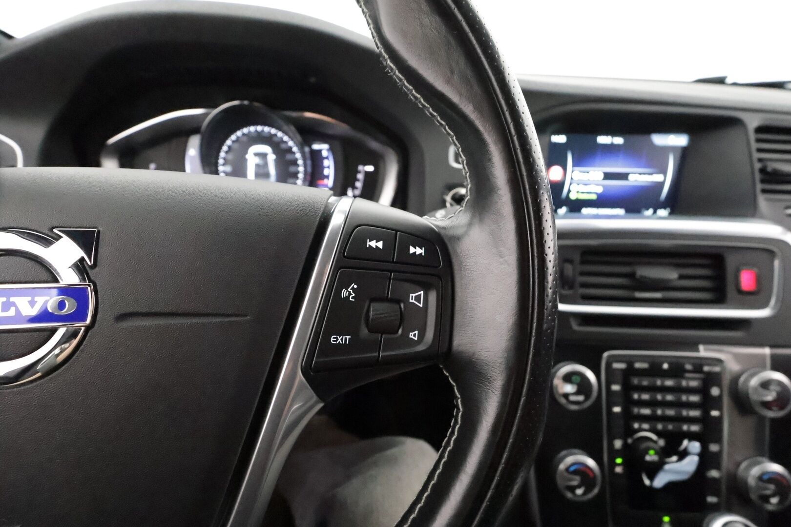 Volvo S60 2017 D3 Business R-Design Edition aut **Suomi-auto / Pa-lämmitin / Vakkari / Xenon / Bluetooth / P.tutkat**