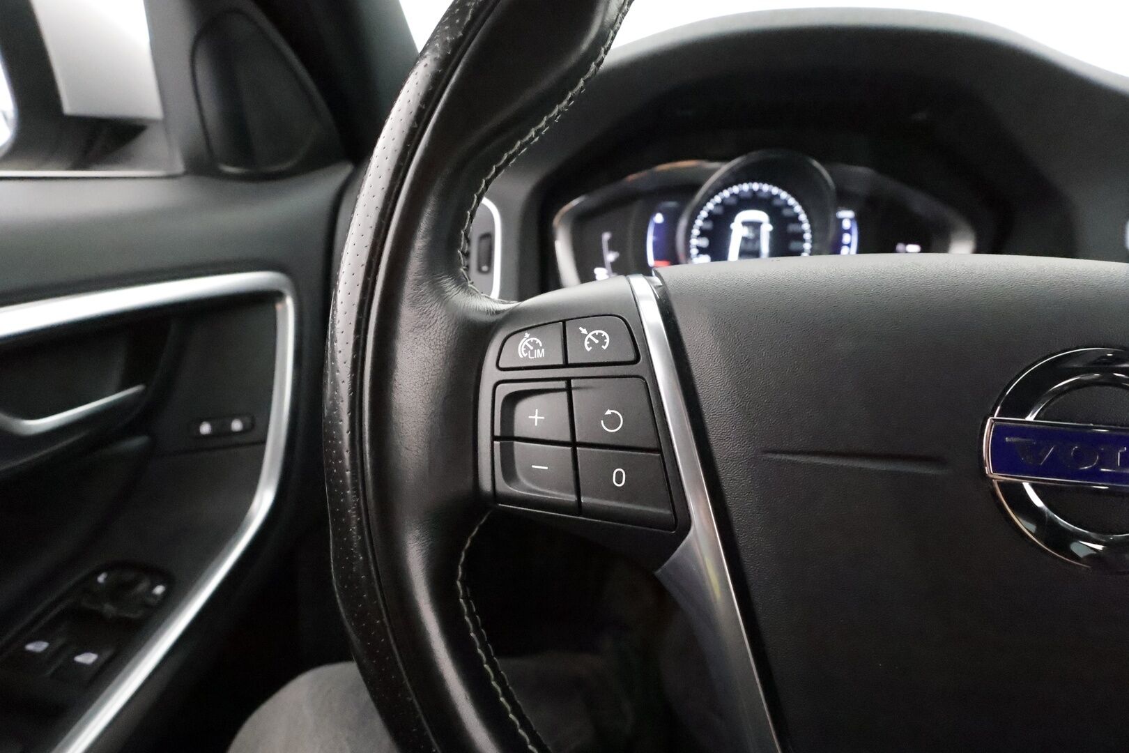 Volvo S60 2017 D3 Business R-Design Edition aut **Suomi-auto / Pa-lämmitin / Vakkari / Xenon / Bluetooth / P.tutkat**