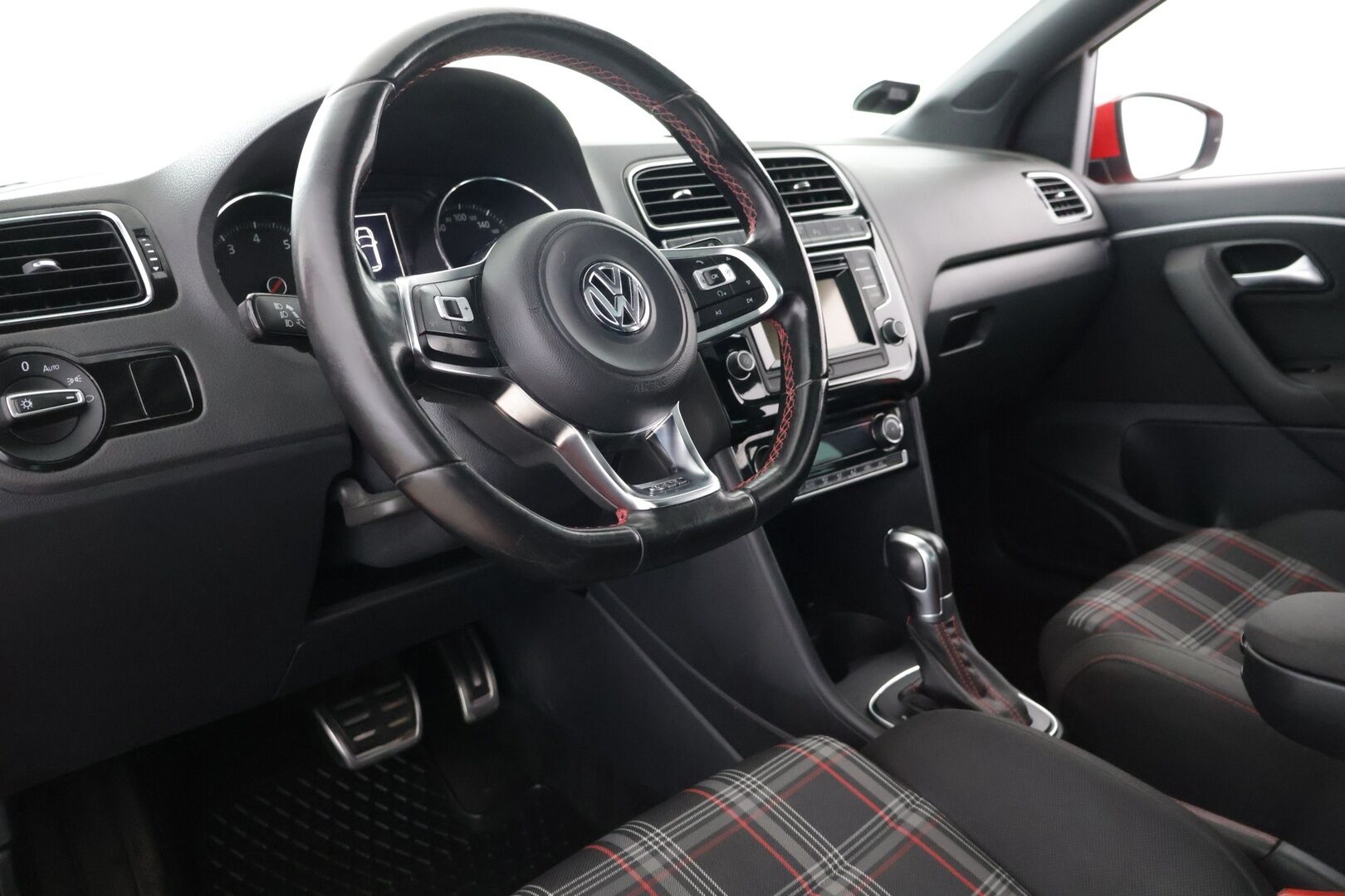 Volkswagen Polo 2016 GTI 1,8 TSI 141 kW (192 hv) DSG-automaatti - | Suomi-auto | Kattoluukku | Lohko | Kahdet renkaat |