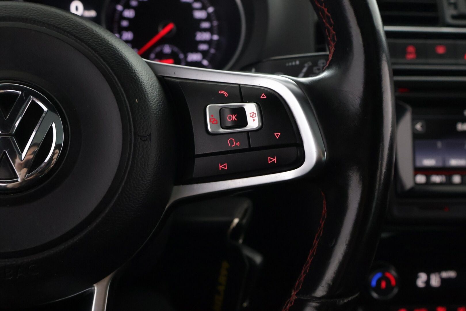 Volkswagen Polo 2016 GTI 1,8 TSI 141 kW (192 hv) DSG-automaatti - | Suomi-auto | Kattoluukku | Lohko | Kahdet renkaat |