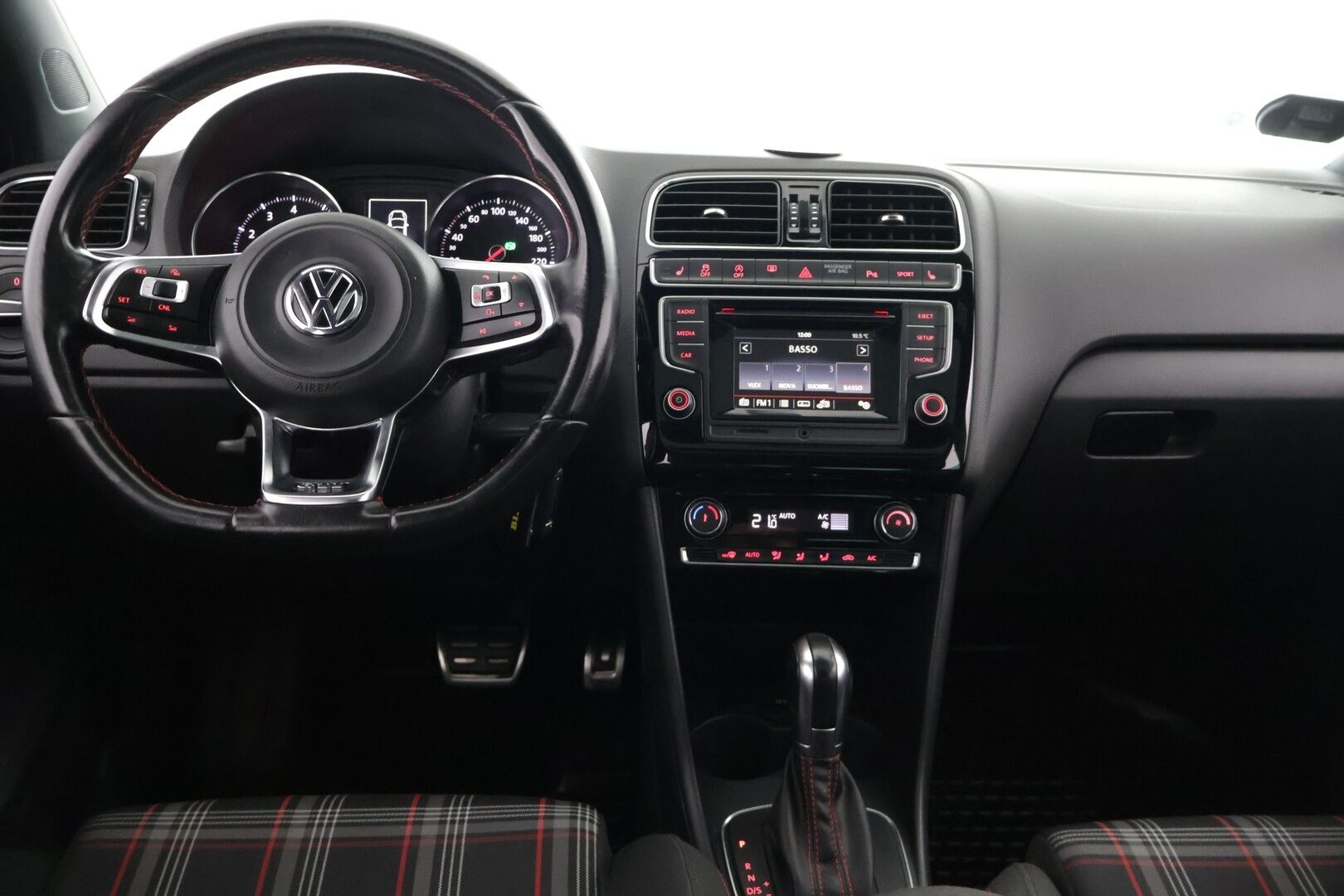 Volkswagen Polo 2016 GTI 1,8 TSI 141 kW (192 hv) DSG-automaatti - | Suomi-auto | Kattoluukku | Lohko | Kahdet renkaat |