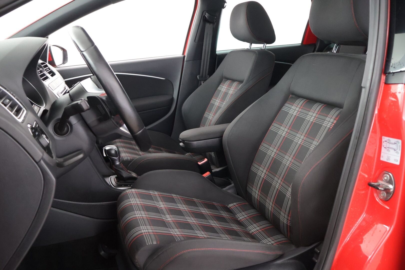 Volkswagen Polo 2016 GTI 1,8 TSI 141 kW (192 hv) DSG-automaatti - | Suomi-auto | Kattoluukku | Lohko | Kahdet renkaat |